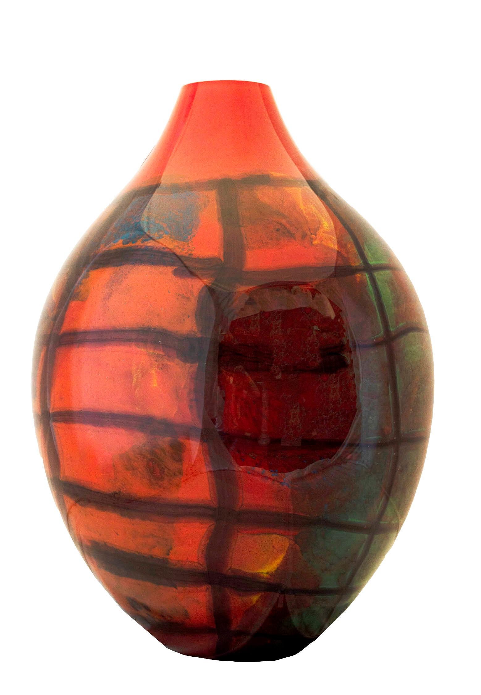 Le grand vase ovale rouge Karo de Ioan Nemtoi pourrait facilement devenir la pièce maîtresse de n'importe quel espace ou de n'importe quelle collection d'art verrier. La forme ovale du vase et sa couleur rouge vif lui confèrent une présence