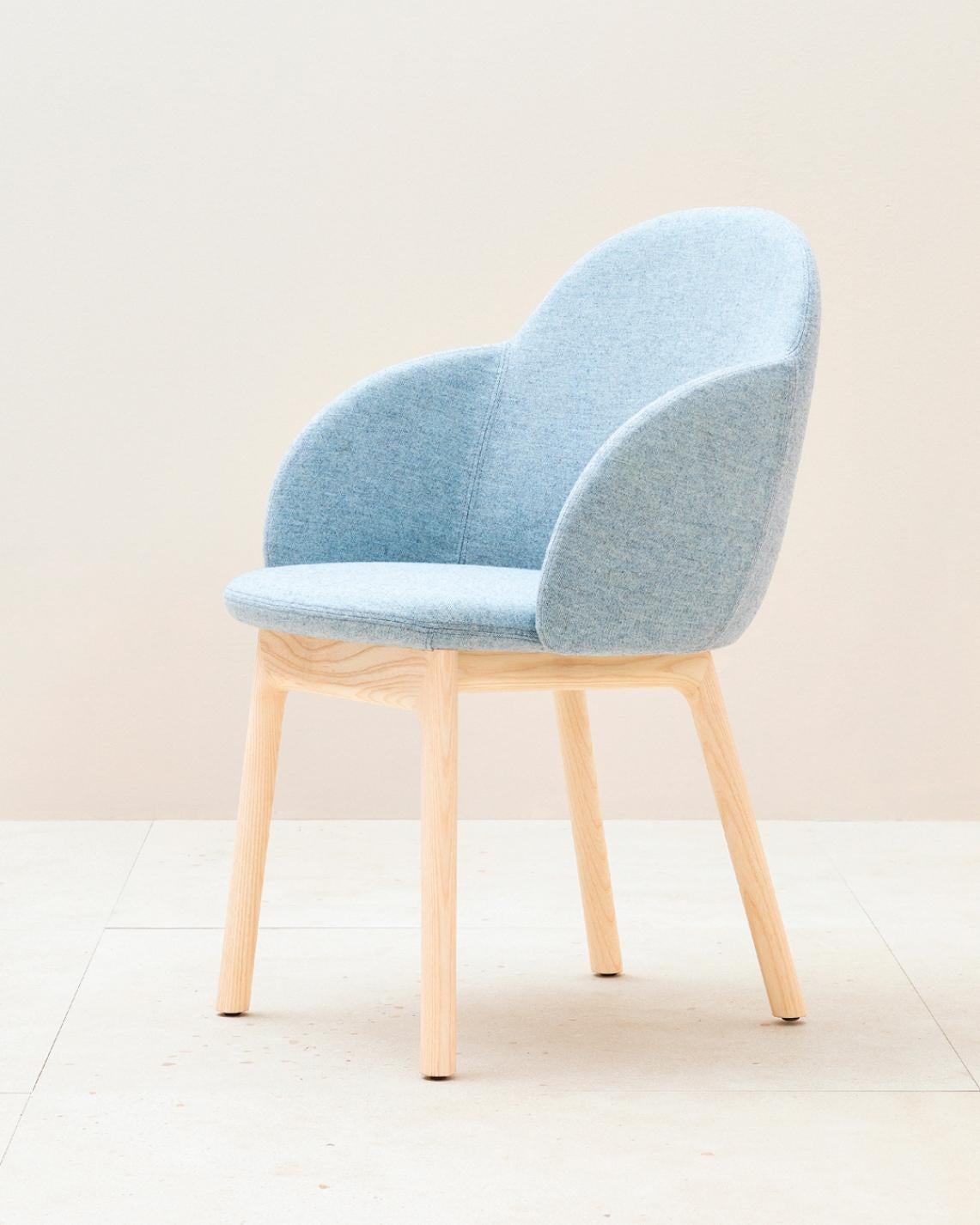 Silla reposabrazos Iola con base de madera de fresno negro y asiento de espuma, by E-ggs Siglo XXI y contemporáneo en venta