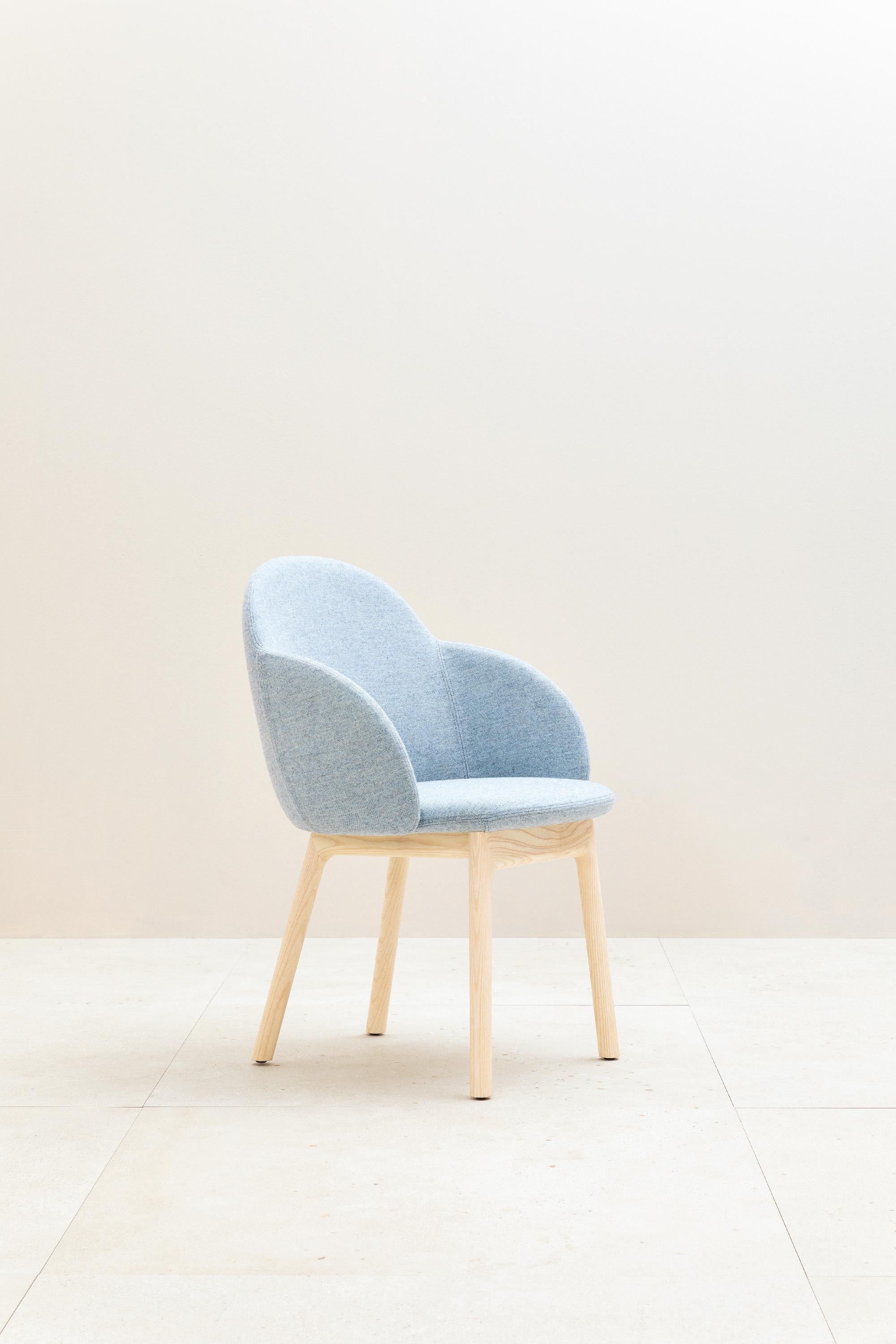 Iola lives design with an international approach, focusing on the ergonomics of shapes, while maintaining a refined and characterizing appearance. We gave the body the shape of a shell, producing it in polyurethane foam. Under the advice of the most