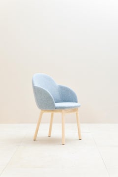 Iola-Stuhl mit Armlehne, blau gepolsterter Sitzfläche und Kupferbeinen von E-GGS