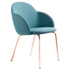 Iola-Stuhl mit Armlehne, blau gepolsterter Sitzfläche und Kupferbeinen von E-GGS