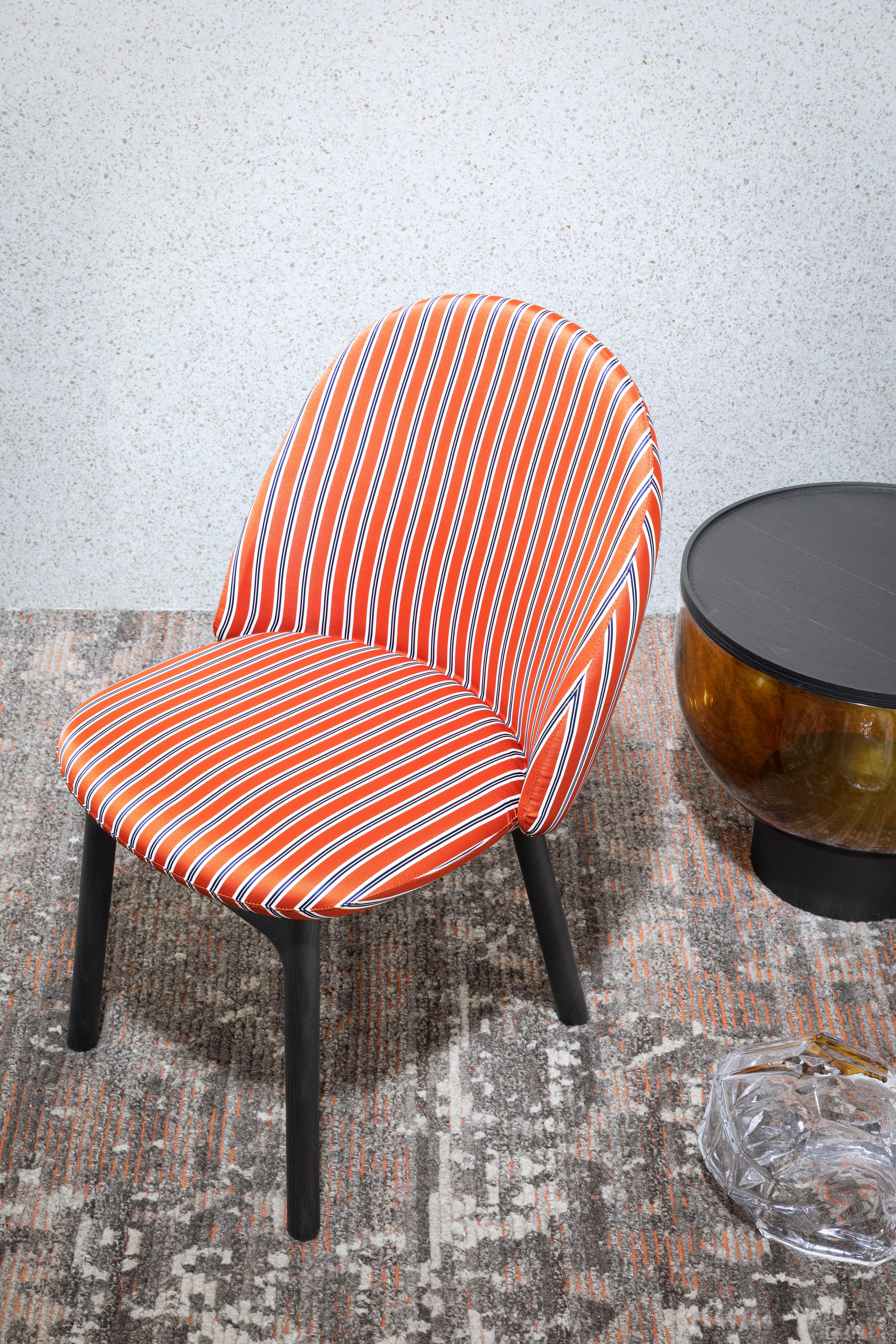 Chaise tapissée Iola avec base en métal noir:: par E-ggs en vente 5