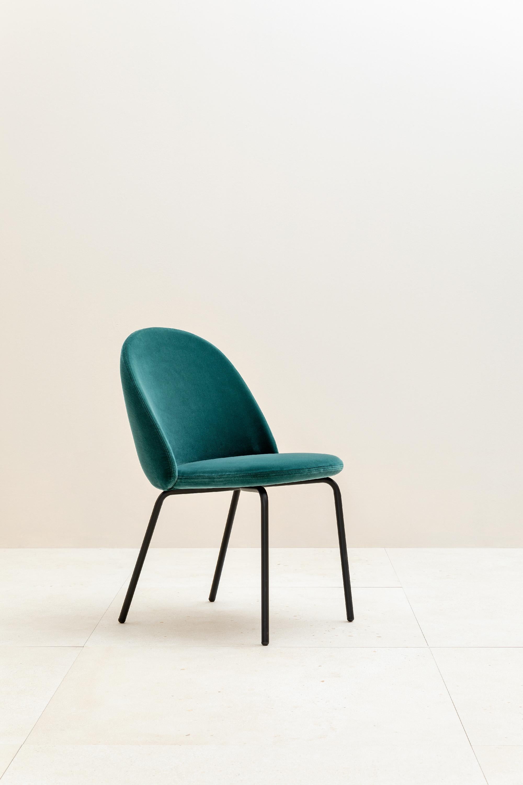 Iola Gepolsterter Stuhl mit schwarzem Metallgestell:: von E-ggs (21. Jahrhundert und zeitgenössisch) im Angebot