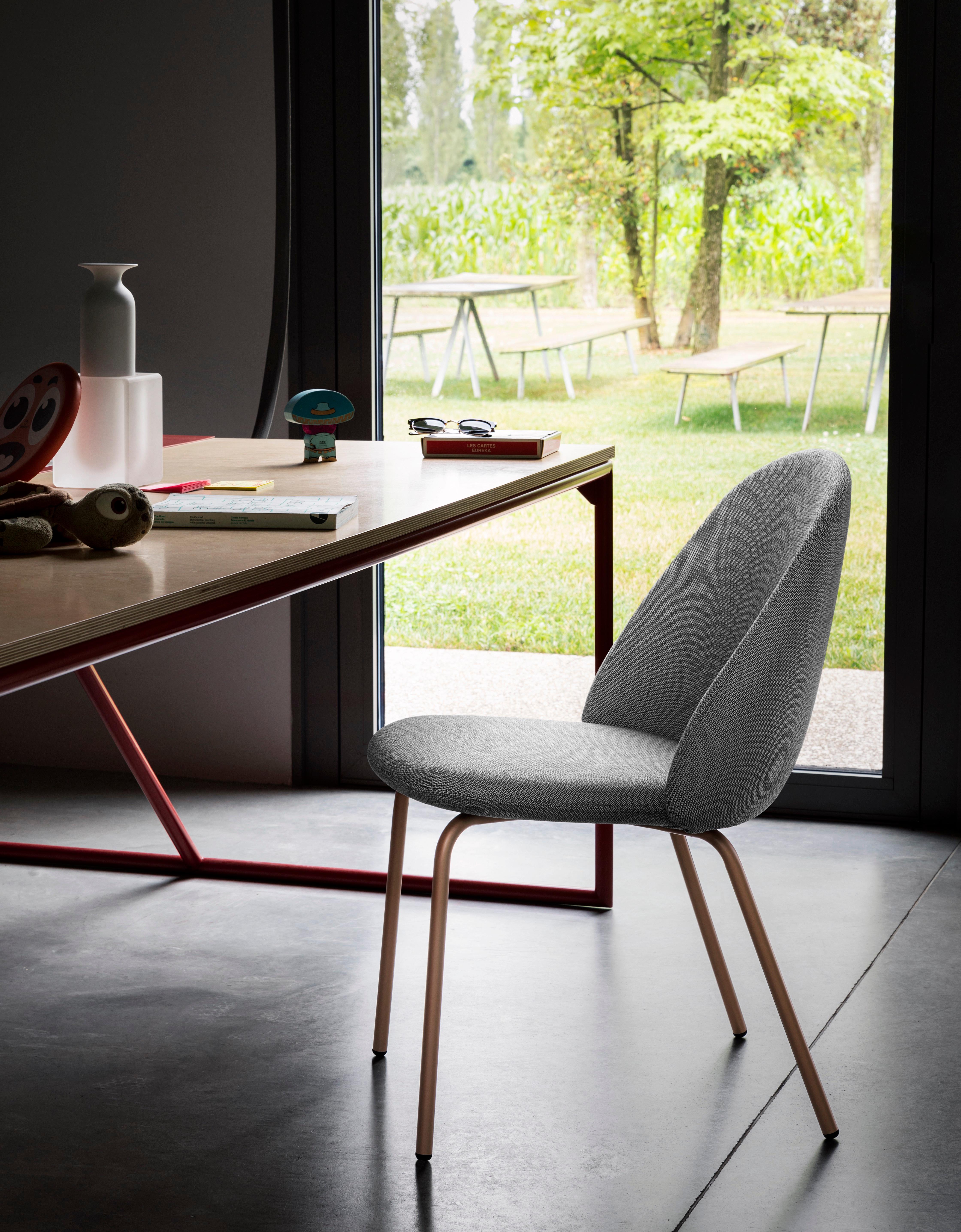 Tissu d'ameublement Chaise tapissée Iola avec base en métal noir:: par E-ggs en vente