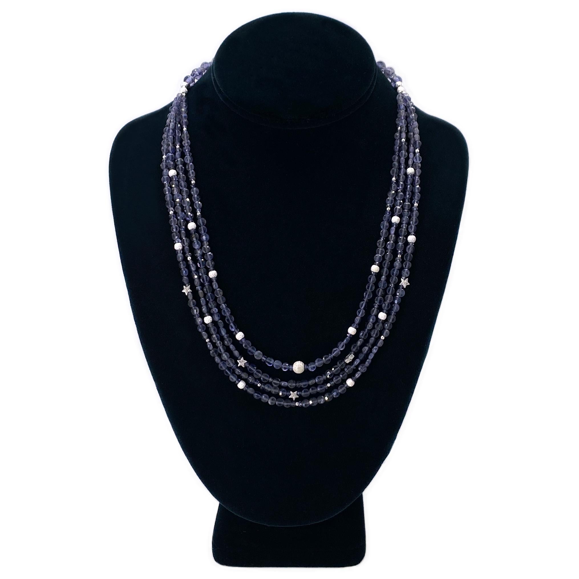 Collar de cuatro vueltas de iolita y plata de ley. La hemos creado con cuentas facetadas en forma de moneda de 4 mm, rondeles facetados de 6 mm y cuentas micro facetadas en forma de rondel de 2 mm, todas de iolita. Este collar de varias vueltas de