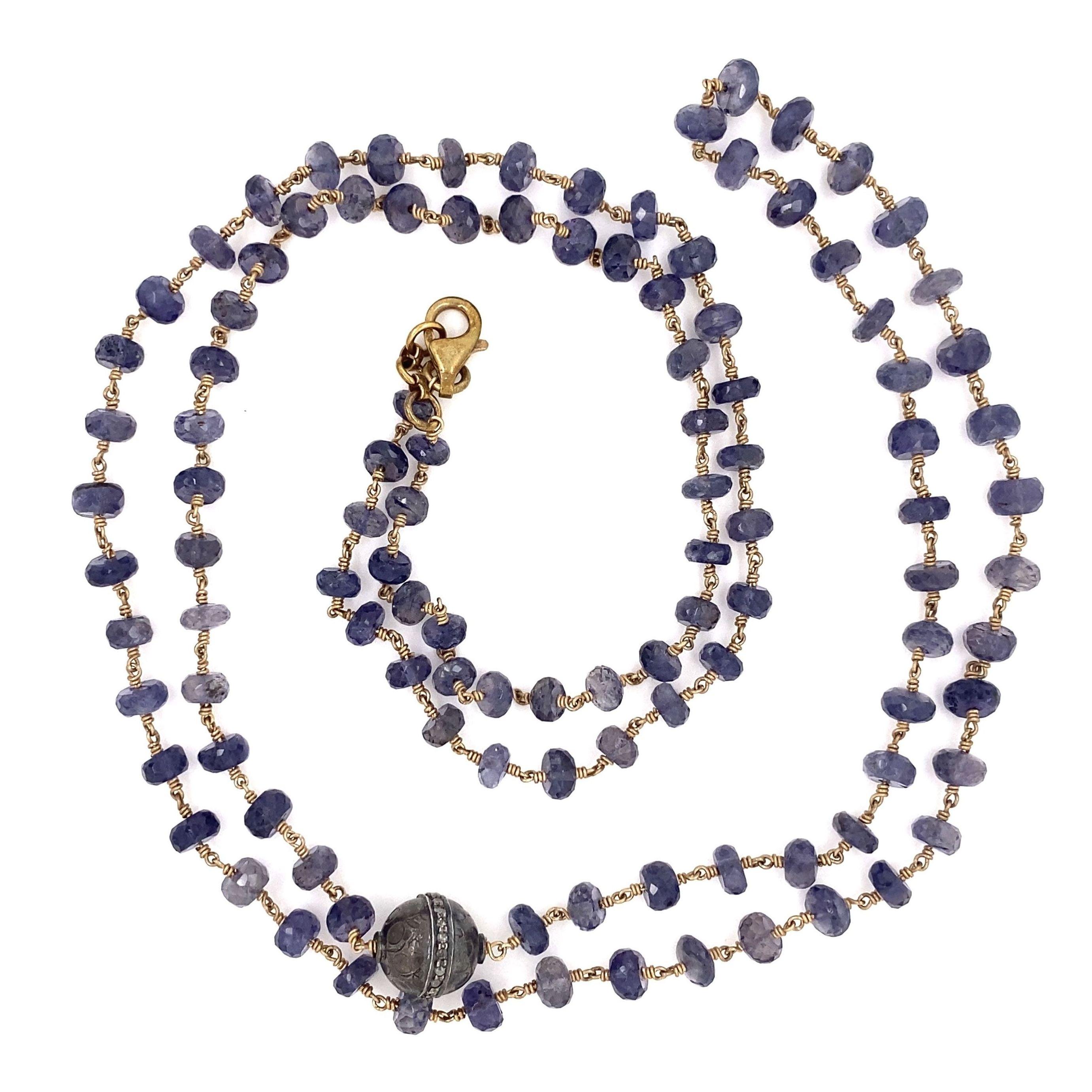 Magnifique collier à longue chaîne en argent sterling composé de perles d'iolite et de diamants. Comprenant des perles d'Iolite, environ 115.15tcw et des diamants, environ 0.27tcw. Le collier mesure environ 40