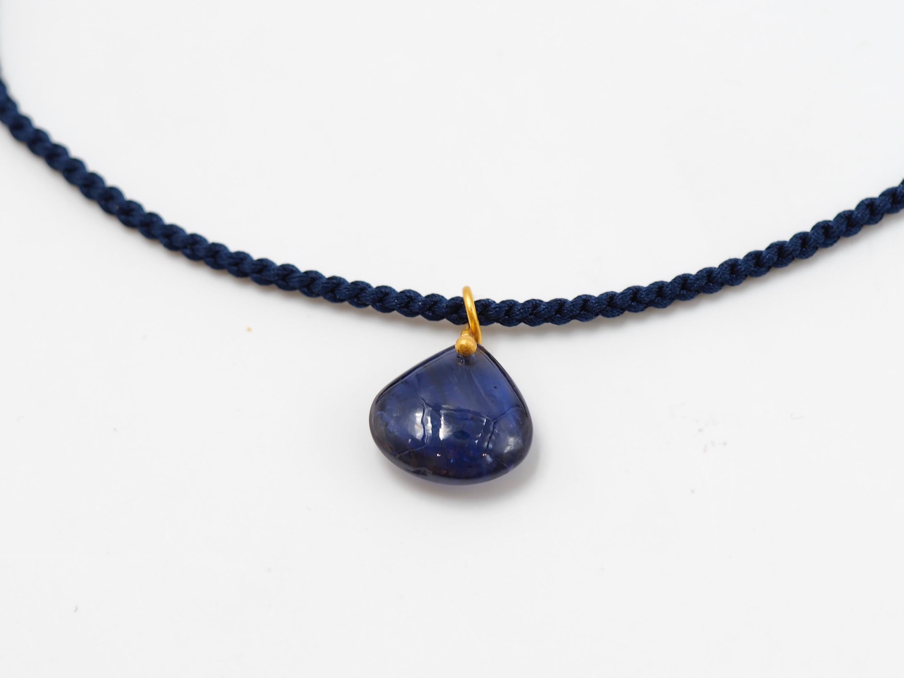 Iolite Blue Chalcedony Gold Drop 22 Karat Gold Pendant Necklace In New Condition For Sale In Paris, Paris