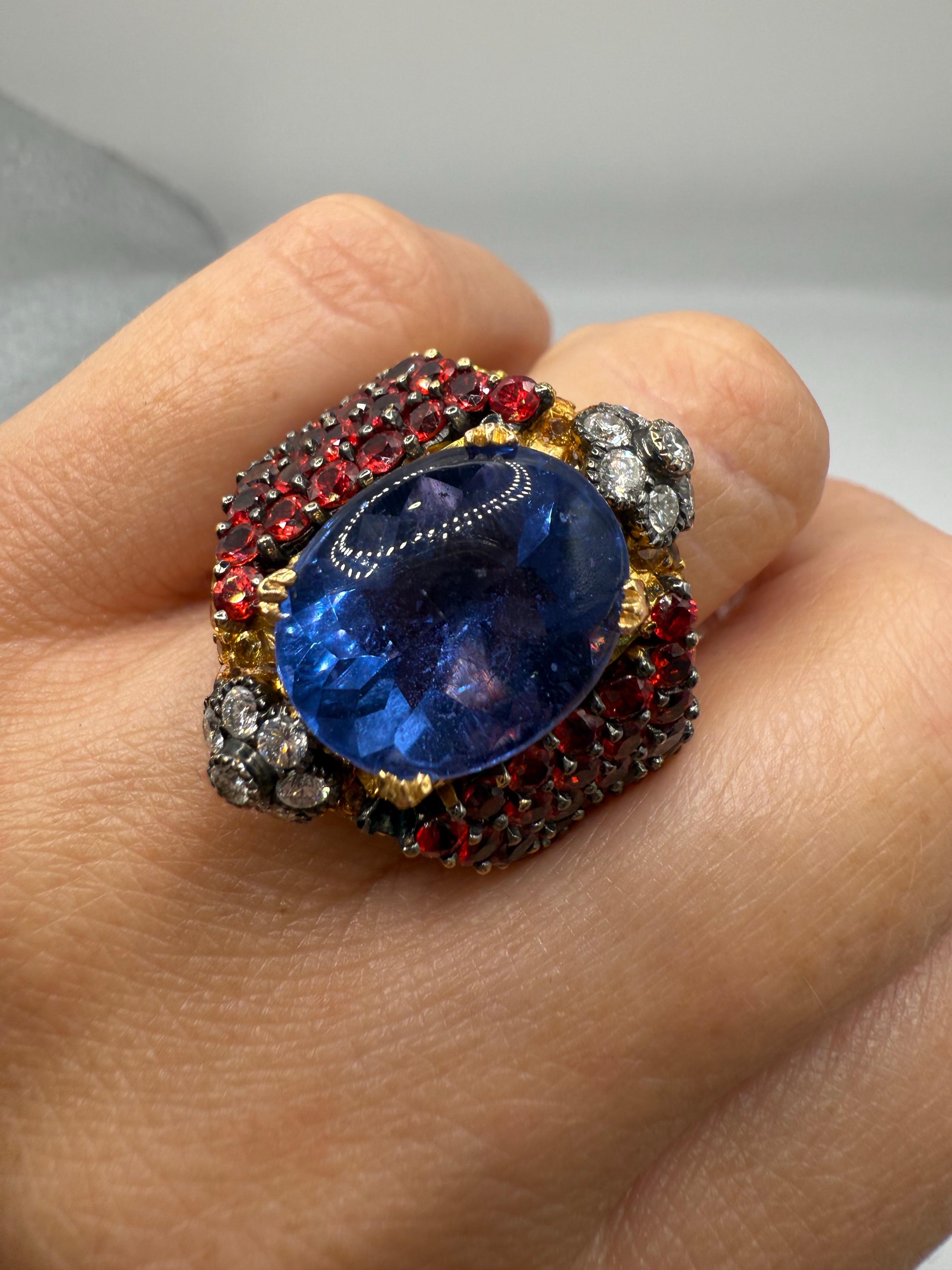 Interessanter Ring mit einem großen Iolith-Cabochon in der Mitte und einigen Diamanten und gemischten Edelsteinen aus 18KT Gold.

**Alle Artikel verlassen unser Haus mit einem Zertifikat auf den Namen des Käufers, Firmenpolitik! Dies bietet Ihnen