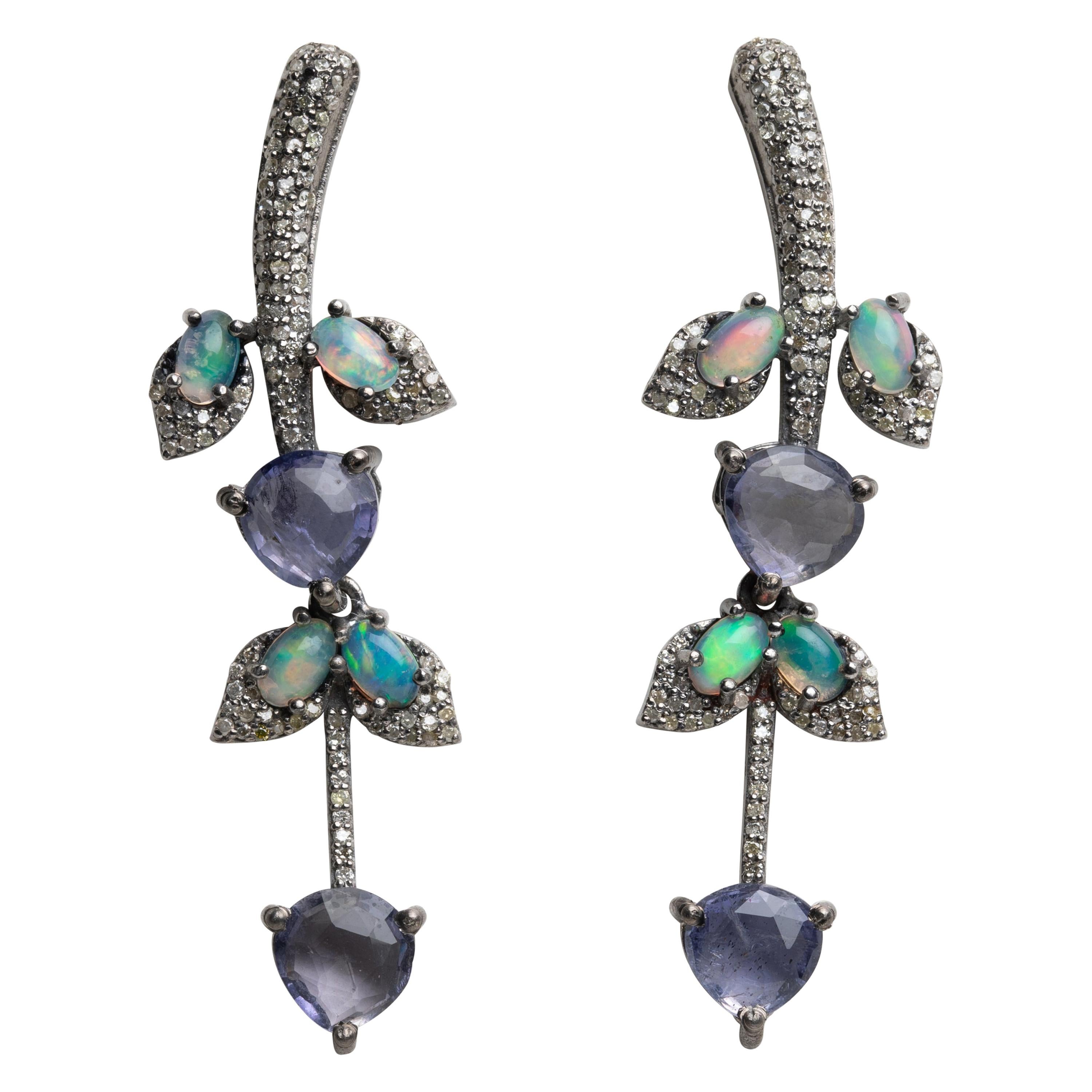 Boucles d'oreilles pendantes en iolite, diamant et opale