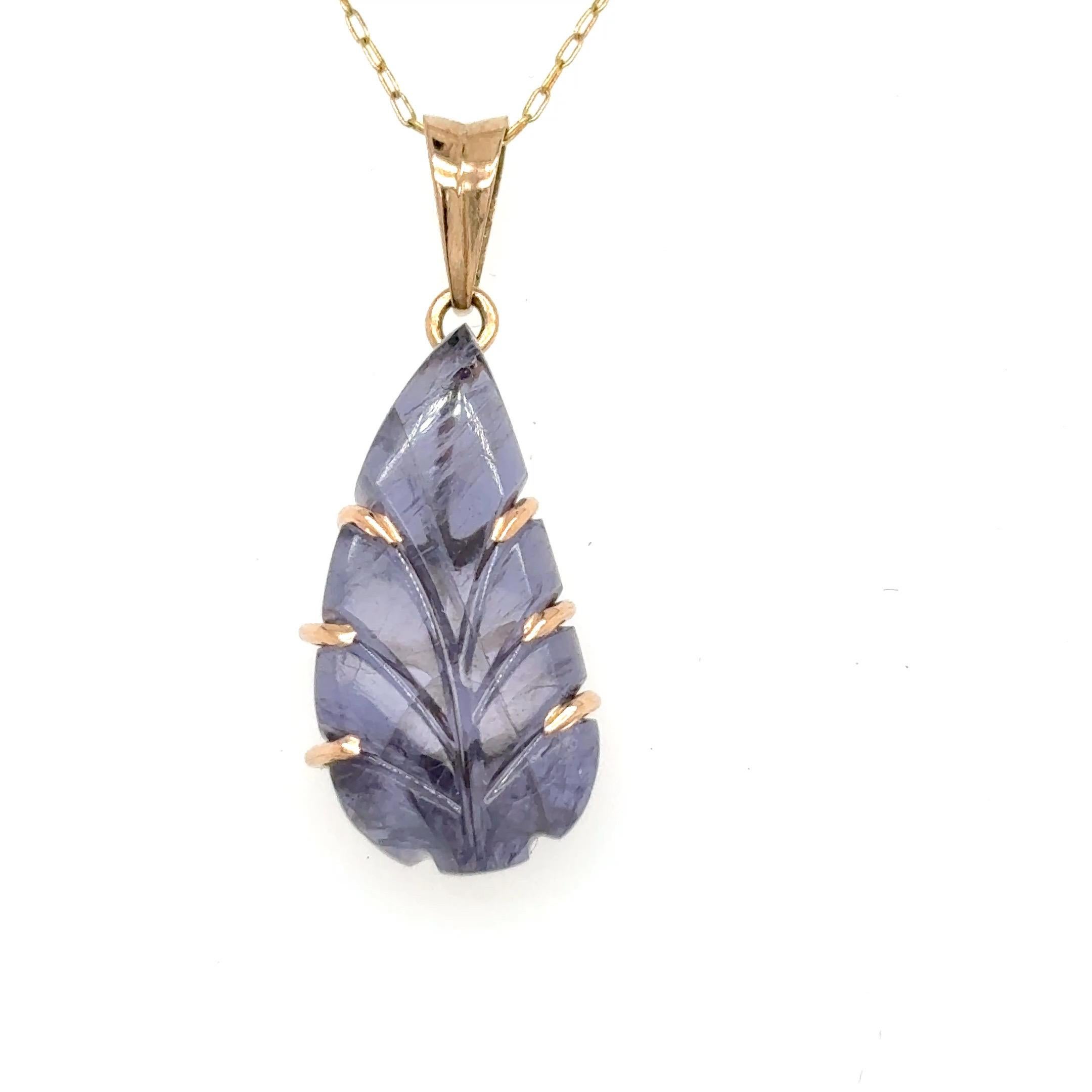 Handgefertigter 14K Gelbgold Iolith-Blatt-Anhänger
Inspiriert von der Anmut der Natur, zeigt dieser Anhänger einen handgeschliffenen Iolith-Edelstein in zarter Blattform, der von fein gearbeiteten Krallen gehalten wird, die seine eleganten Konturen
