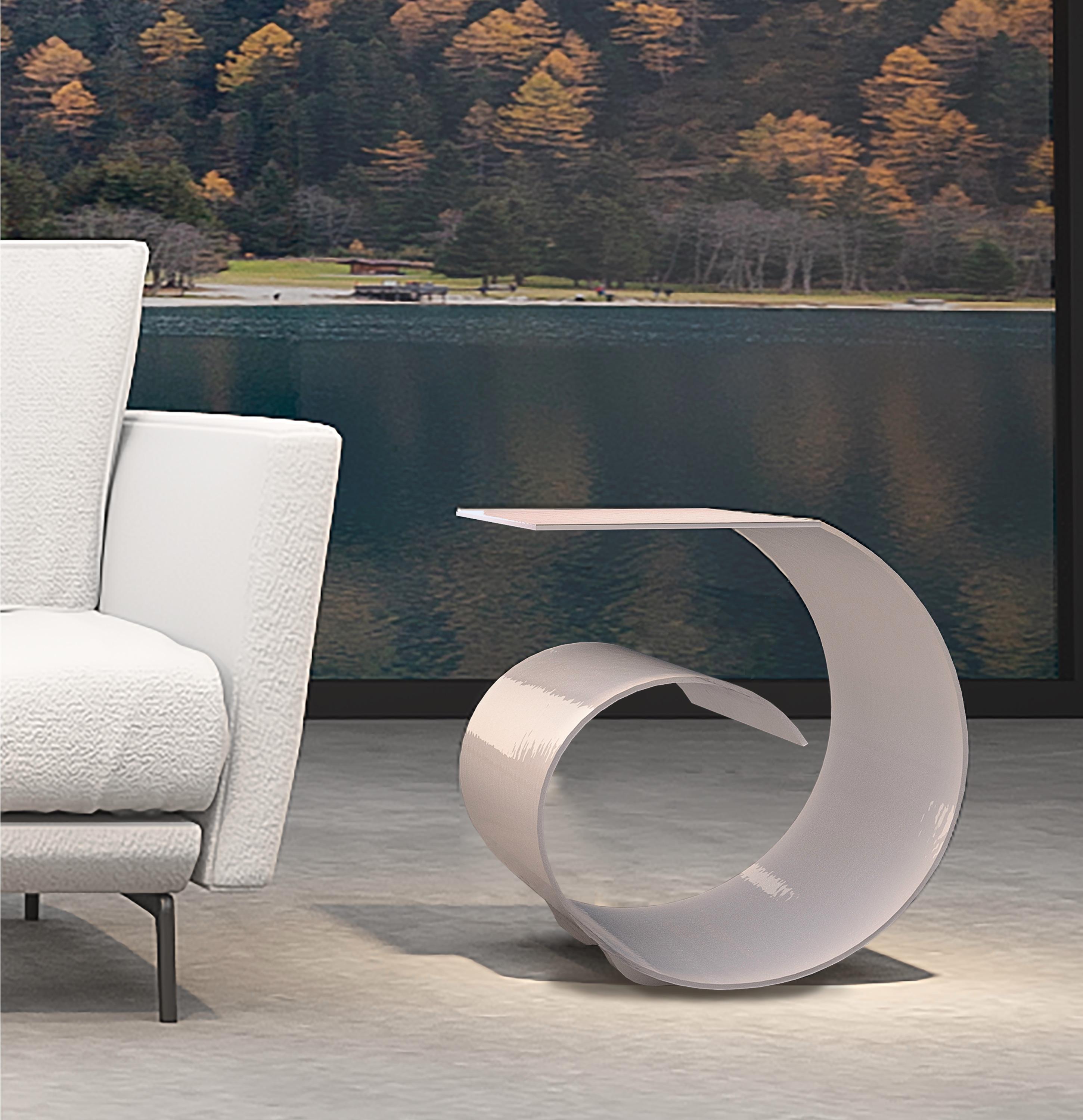 Der Ion Beistelltisch ist eine schöne Variante der beliebten Ionic Bench. Minimalistisch und funktional - mit einer Schriftrolle zum Ablegen von Büchern - ergänzt dieser Tisch ein Sofa, einen Sessel oder einen Nachttisch. Perfekt für den
