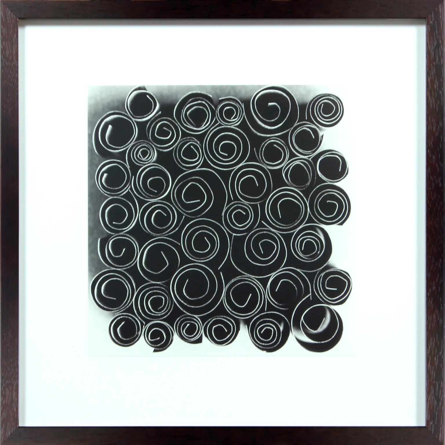 Schwarz-Weiß-Foto. Silbergelatineabzug von Ion Zupcu. Ausgabe 4 von 15. Auf der Rückseite betitelt, nummeriert und signiert. Gerahmt unter Glas in schwarzem Holzrahmen. Gerahmte Abmessungen 23 3/4 x 23 3/4 Zoll. Bildgröße: 15 x 15 Zoll. 