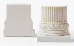 Set di fermalibri ionici realizzati con polvere di marmo compresso