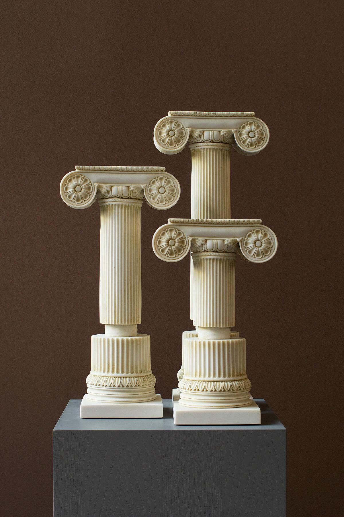 Calco Set di statue di colonne ioniche realizzate con polvere di marmo (3 pezzi) **Tempo di consegna 4 settimane** in vendita
