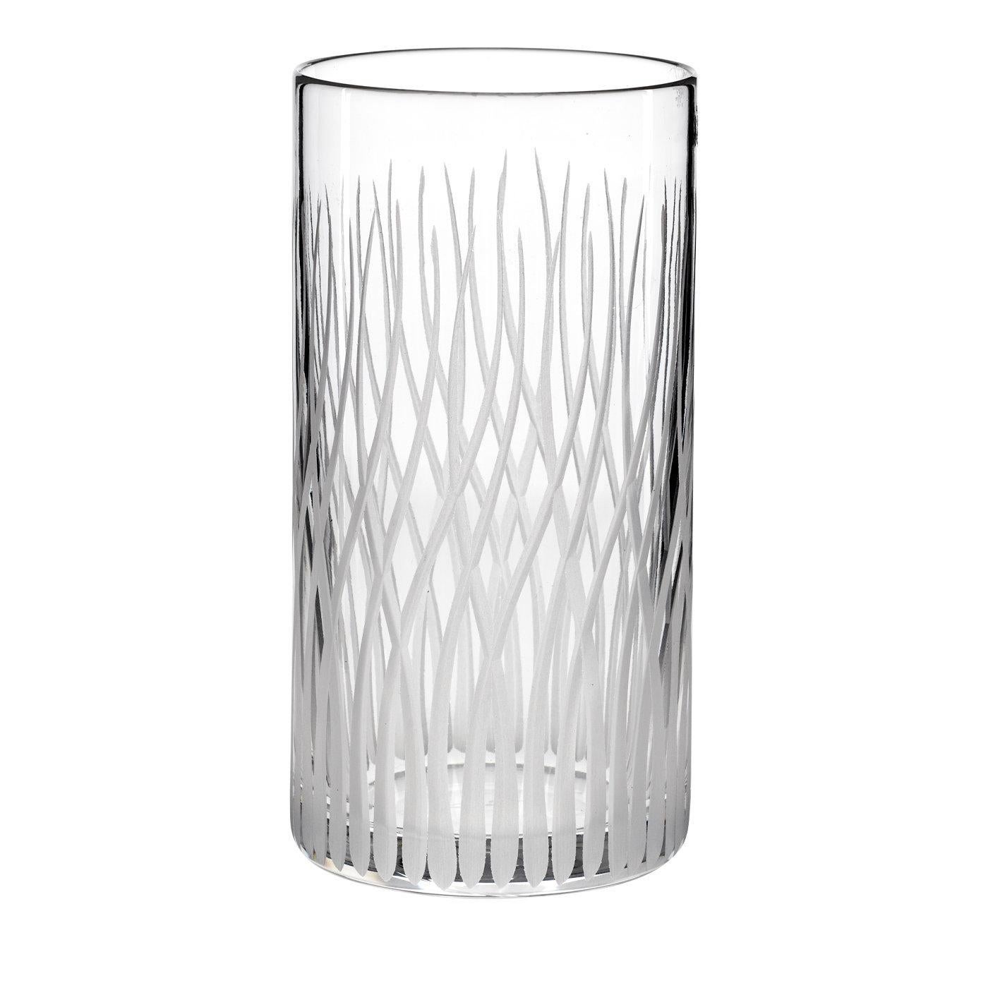 Combinaison artistique d'un savoir-faire exquis et d'un design moderne, cet ensemble comprend six verres qui feront sensation dans n'importe quel intérieur. Leur surface en verre transparent est élégamment ornée d'une série de lignes gravées qui se