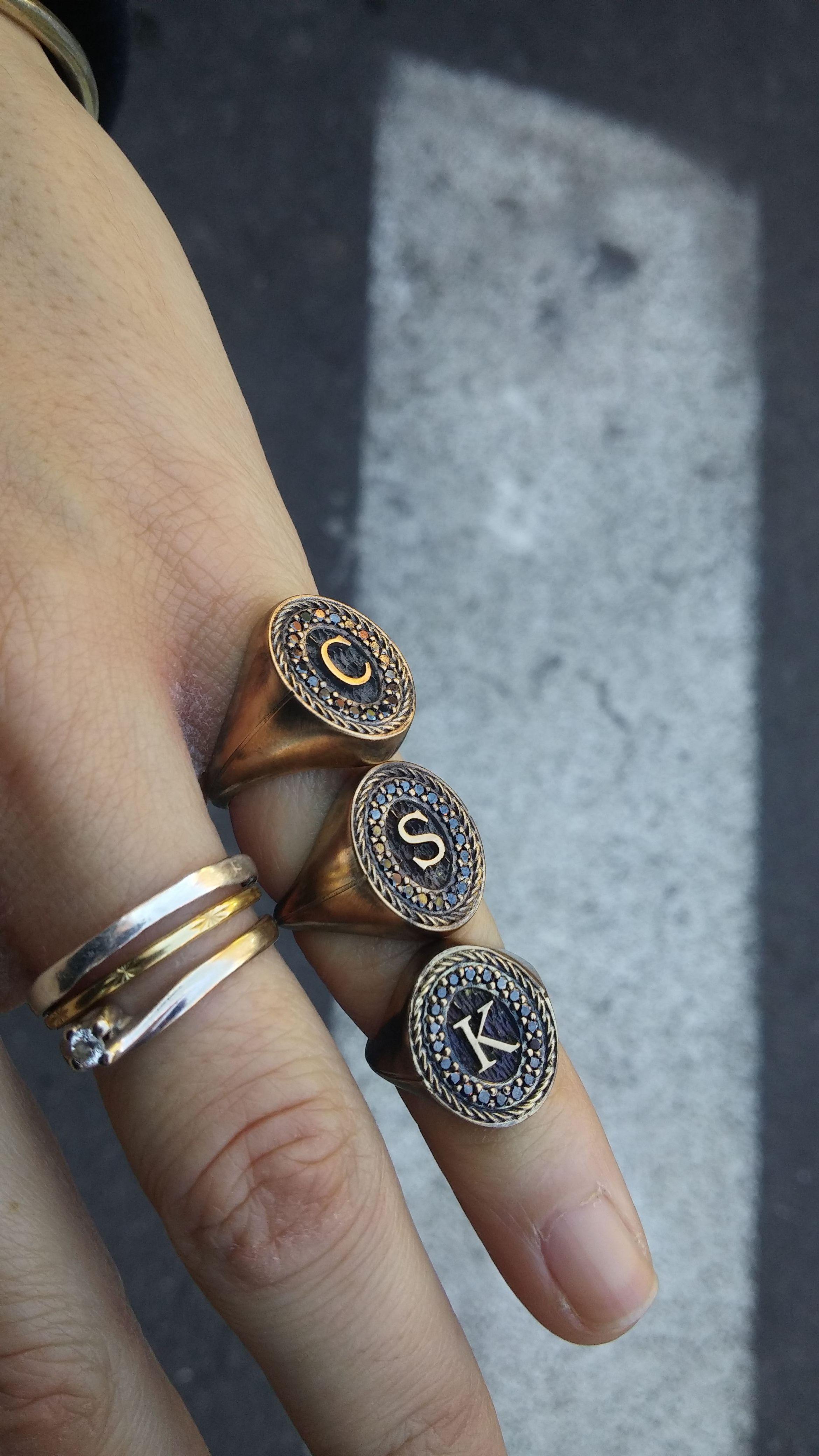 From a gift of love, here comes the signet ring carrying your own name’s initials, as the Roman aristocracy used. An evolution from IOSSELLIANI’s core rings collection, “Myfriendsring”  signet ring is hand crafted in antique silver and framed by 16
