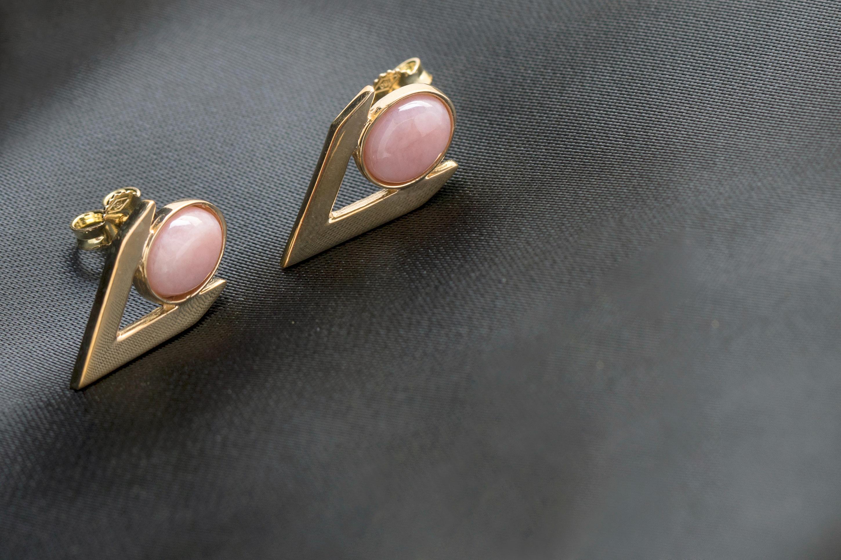 Women's Yellow Gold Pink Opal Cabochon V Earrings from IOSSELLIAN For Sale