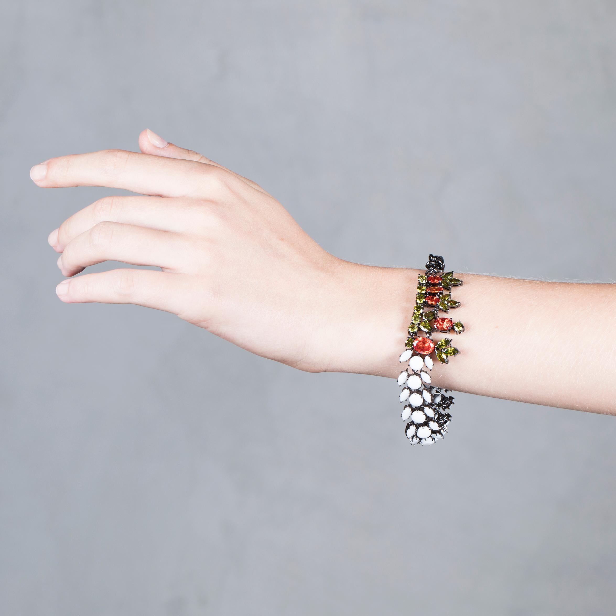 Inject a dose of color with this IOSSELLIANI CLUB AFRICANA bracelet. Following the vocation of the brand, this piece translates colors and shapes into eclectic jewels, featuring a cascade of white glass stones mixed with a sodalite cabochon and a
