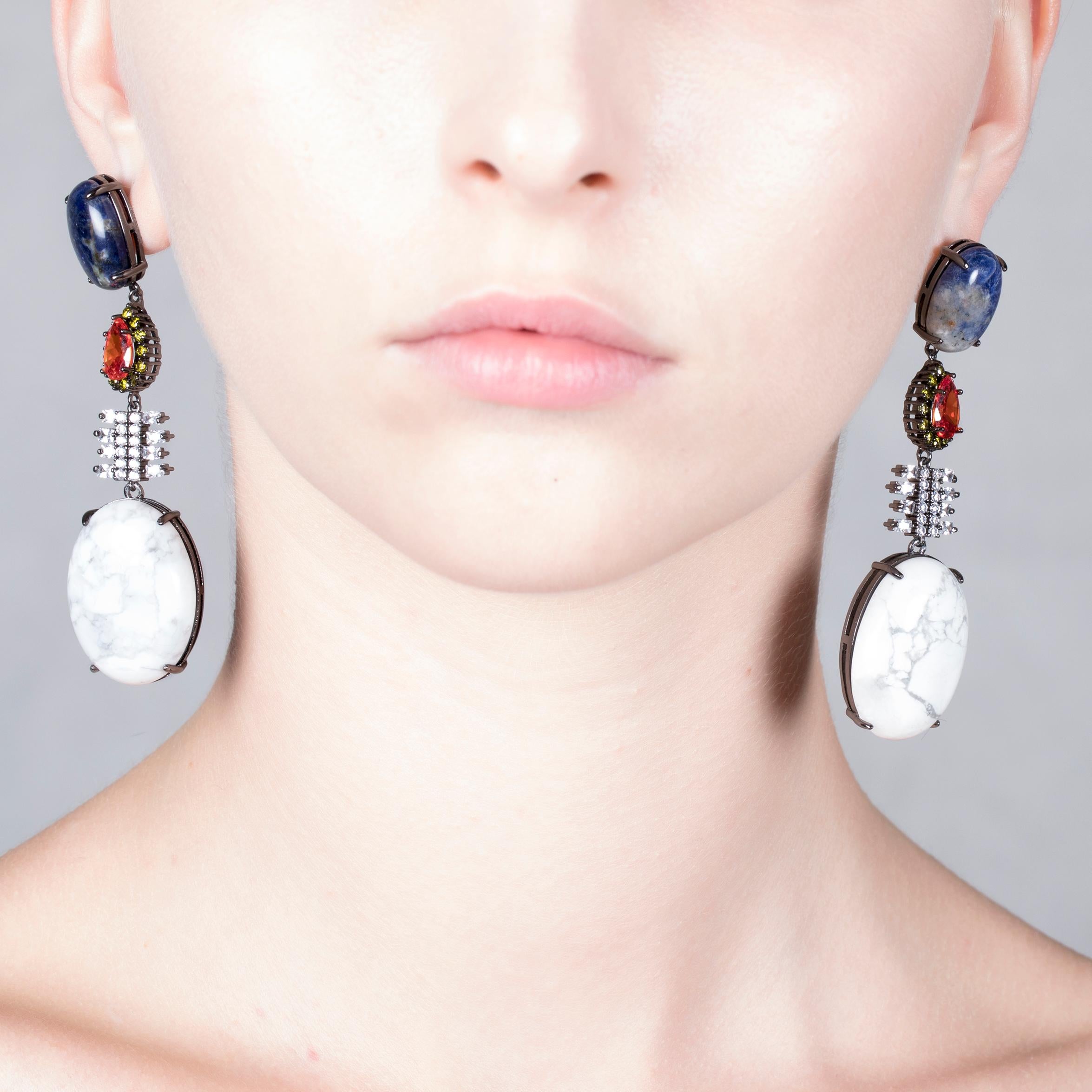 Inject a dose of color with these IOSSELLIANI CLUB AFRICANA sodalite dangling earrings. Following the vocation of the brand, this pair of earrings translate colors and shapes into eclectic jewels, featuring a superbe turquoise oval, a sodalite
