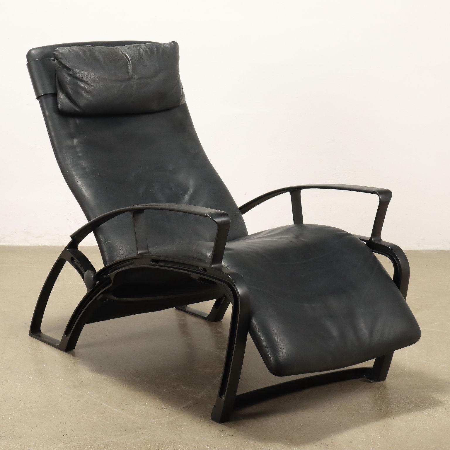 Armchair with different positions, reclining backrest and adjustable leg position. Enamelled aluminum frame, foam padding and leather upholstery.