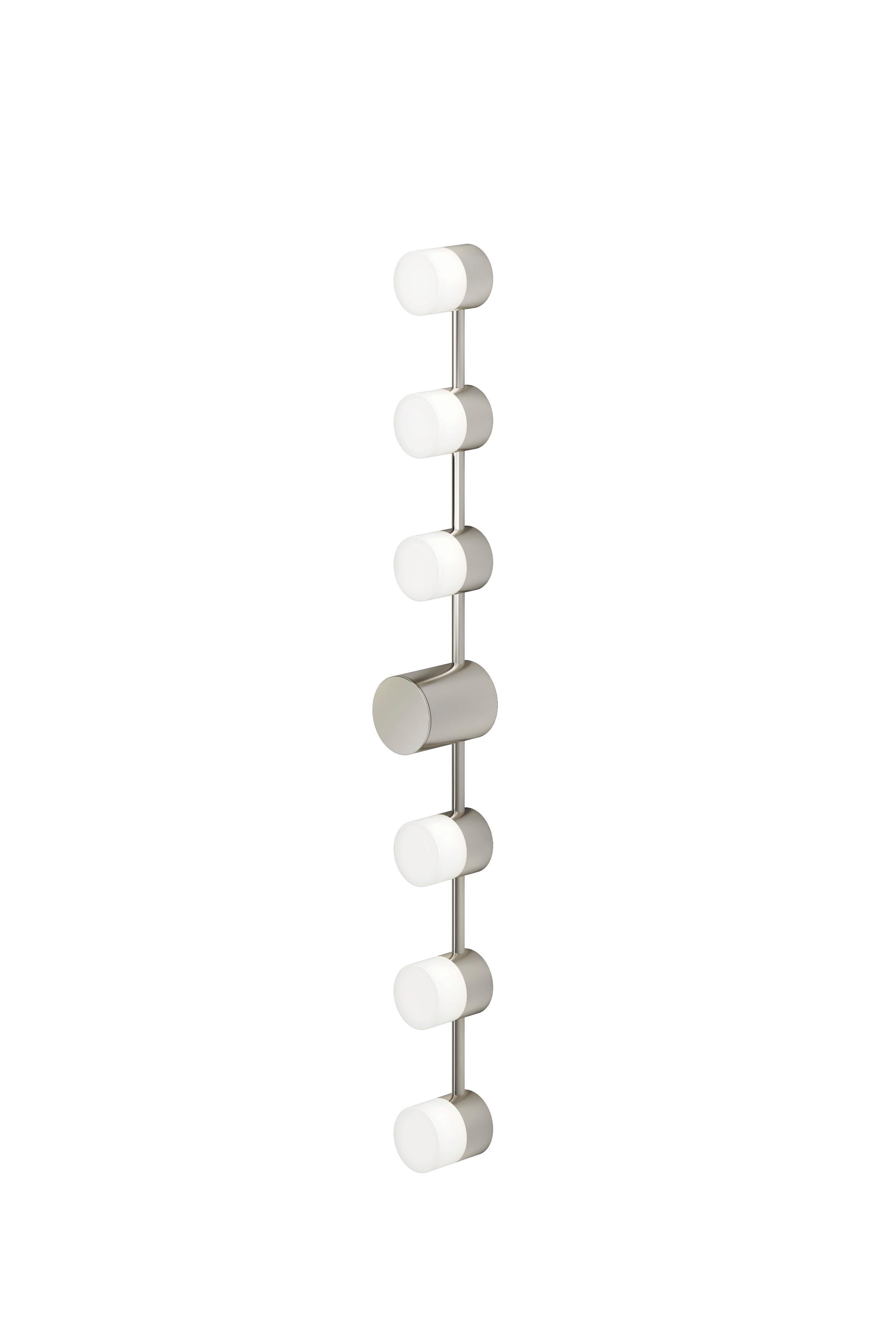 Lampada da parete IP backstage L6 in nichel lucido di Emilie Cathelineau
Dimensioni: P 72,3 x L 6,3 X H 9,2 cm
Materiali: ottone massiccio, nichel lucido
Sono disponibili altre finiture e dimensioni.

Tutte le nostre lampade possono essere
