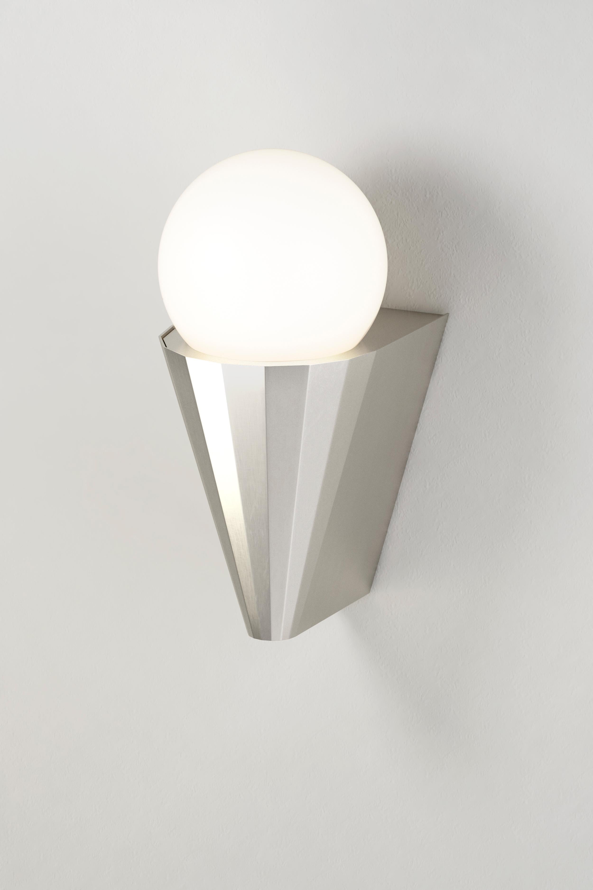Aplique IP cornet níquel satinado de Emilie Cathelineau
Dimensiones: P 10 x An 12,5 x Al 21,2 cm
Materiales: latón macizo, níquel satinado
Otros acabados disponibles

Todas nuestras lámparas pueden cablearse según cada país. Si se vende a EE.UU., se