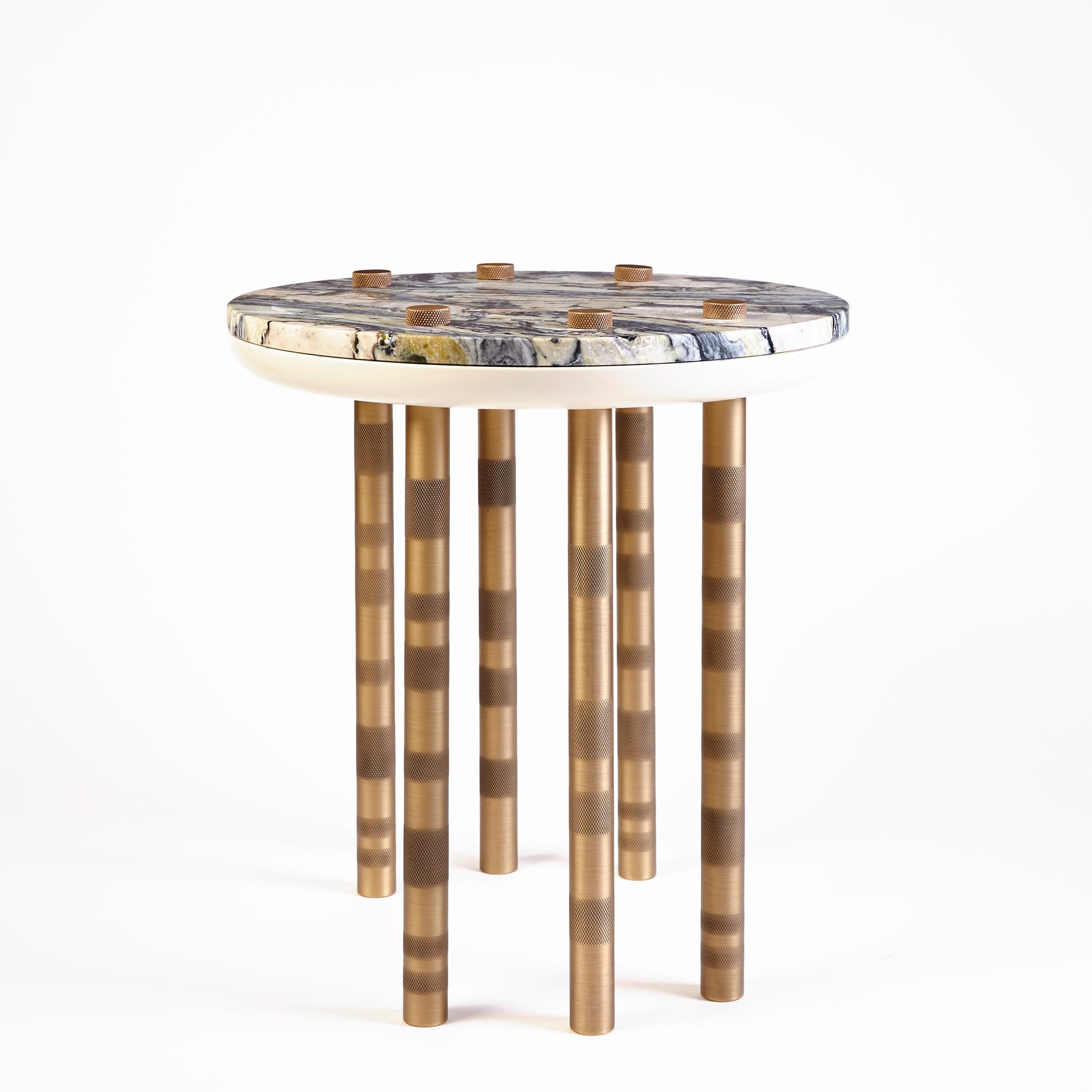 Table d'appoint Ipanema en laiton et marbre par Duistt
Dimensions : L 50 x D 50 x H 46 cm
MATERIAL : Plateau en marbre Twilight, bois laqué et détails en Bronze Clair

Les formes géométriques arrondies de la série Ipanema font référence à