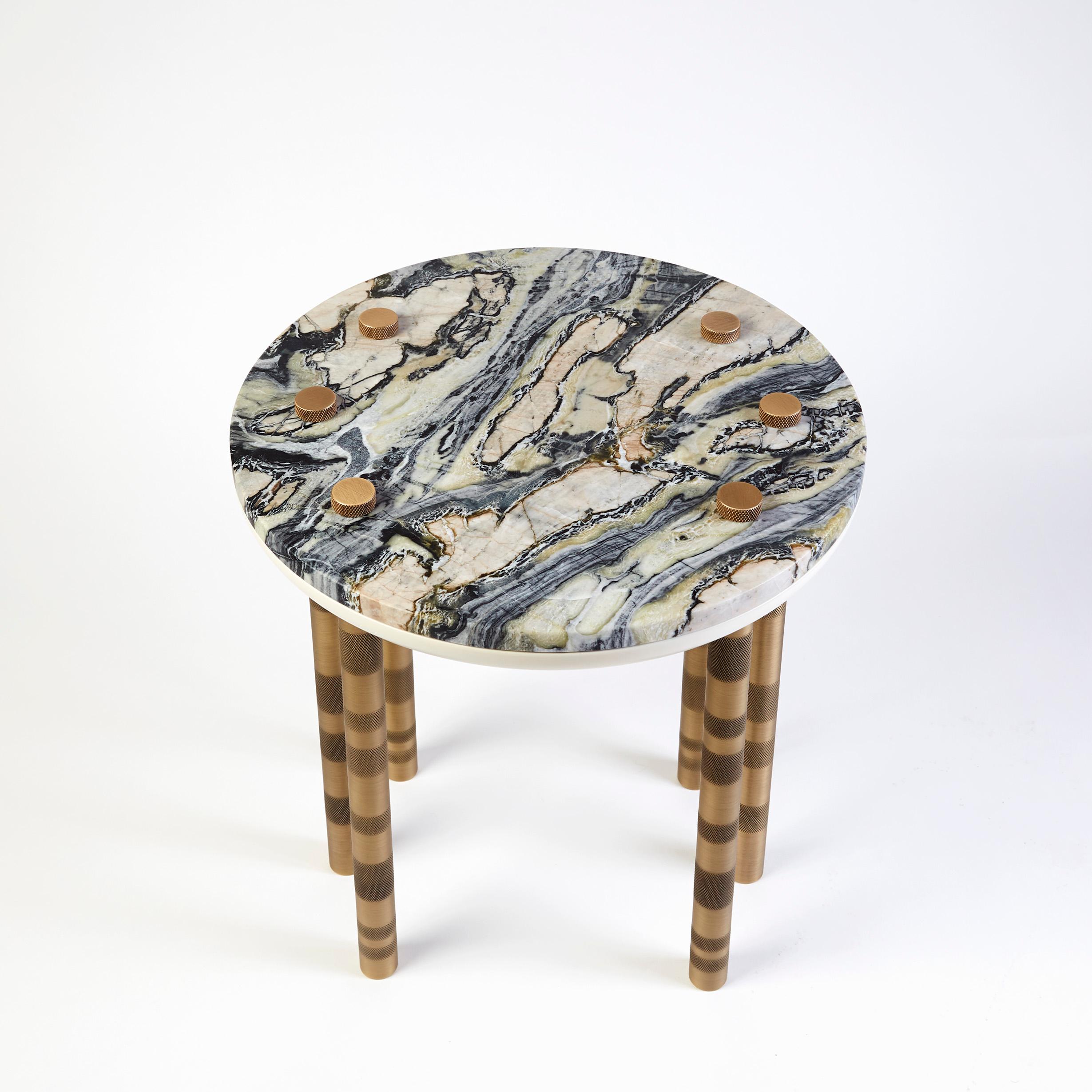 Mid-Century Modern Table d'appoint Ipanema en laiton, plateau en marbre et pieds en laiton brossé par Duistt en vente
