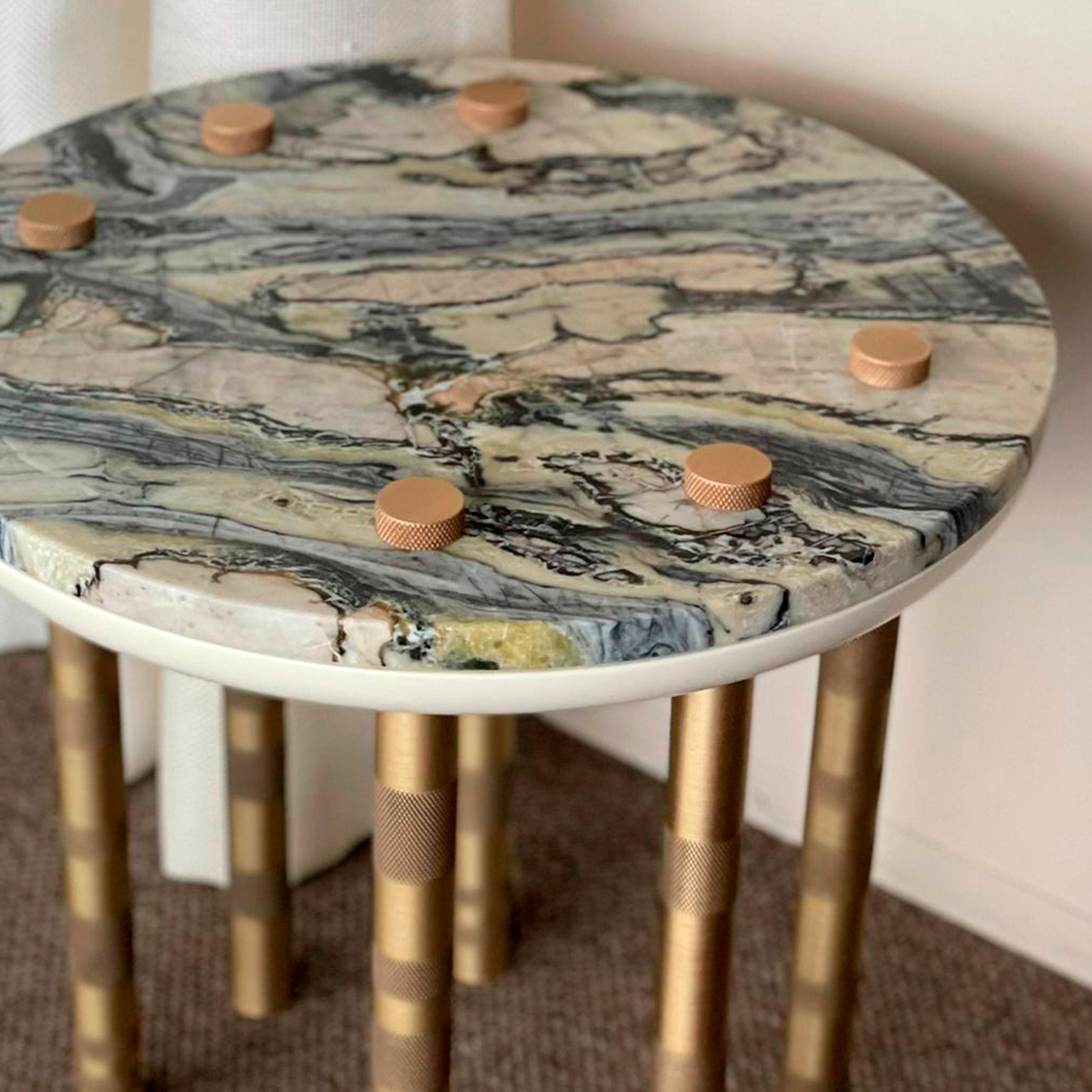 Portugais Table d'appoint Ipanema en laiton, plateau en marbre et pieds en laiton brossé par Duistt en vente