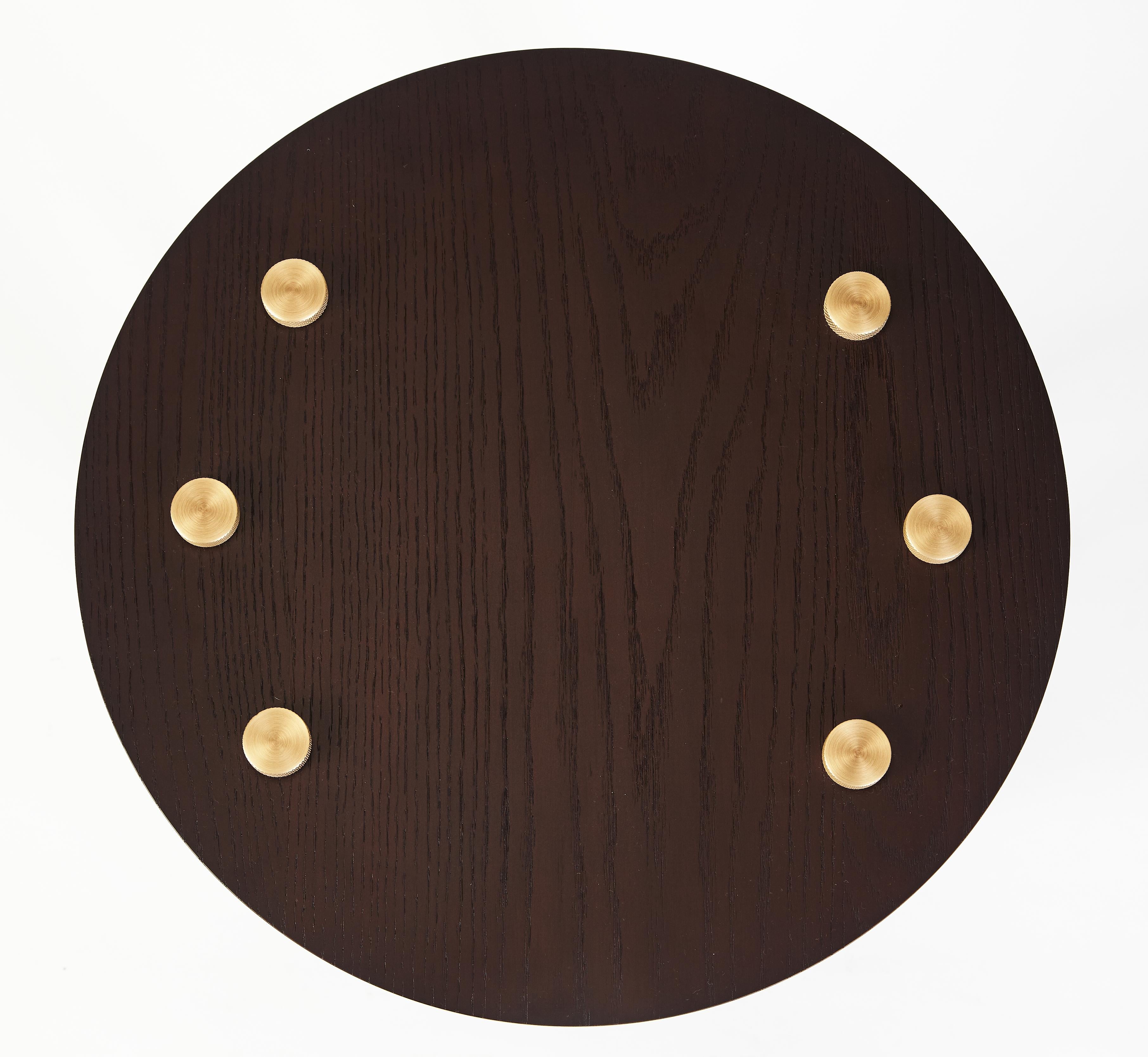Laqué Table d'appoint Ipanema, plateau en bois et pieds en laiton brossé, fabriquée à la main par Duistt en vente