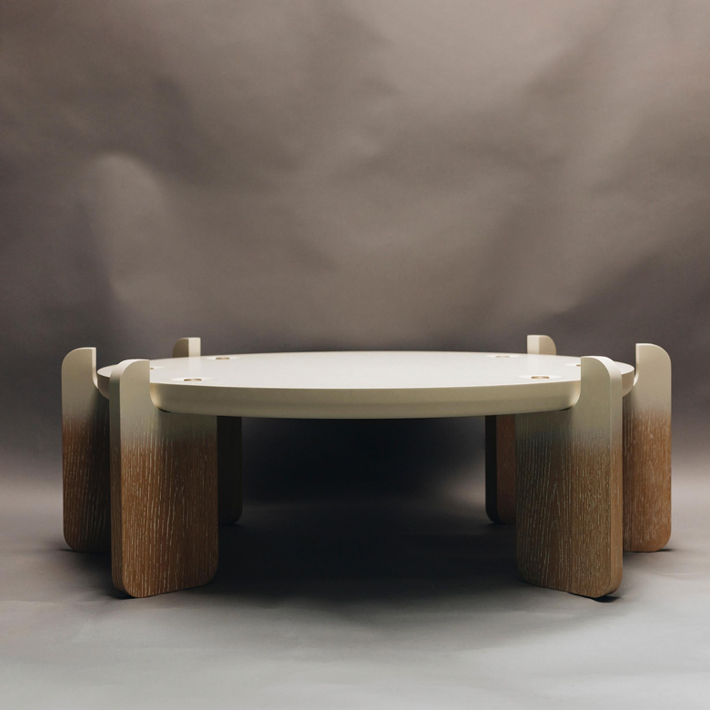Ensemble table basse et table d'appoint Ipanema, chêne chaulé avec effet Ombre, par Duistt

Les formes géométriques arrondies de la série Ipanema font référence à l'imagination du célèbre trottoir de Rio de Janeiro. Nous voulions investir dans des