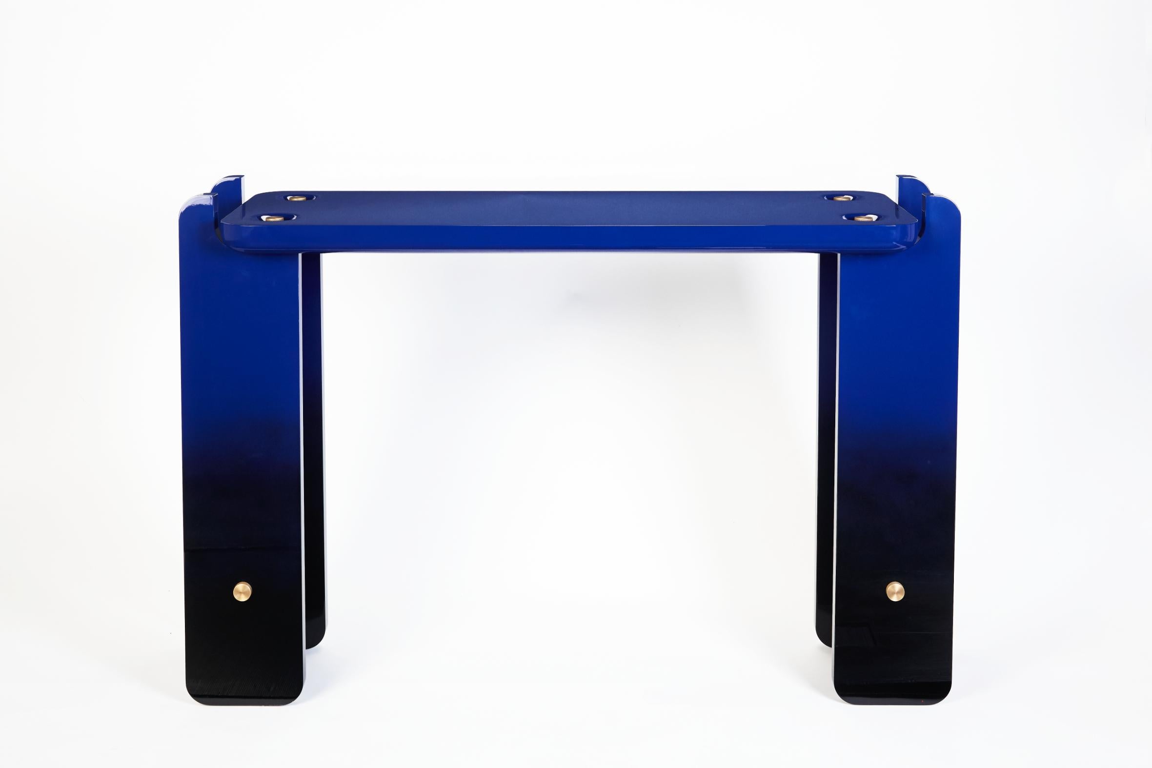 Console Ipanema de DUISTT 
Dimensions : L 130 x D 40 x H 87 cm
MATERIAL : Bois laqué brillant avec effet Ombre, détails en Bronze clair

La console Ipanema est conçue pour un goût contemporain et pour la vie de tous les jours. Ses formes