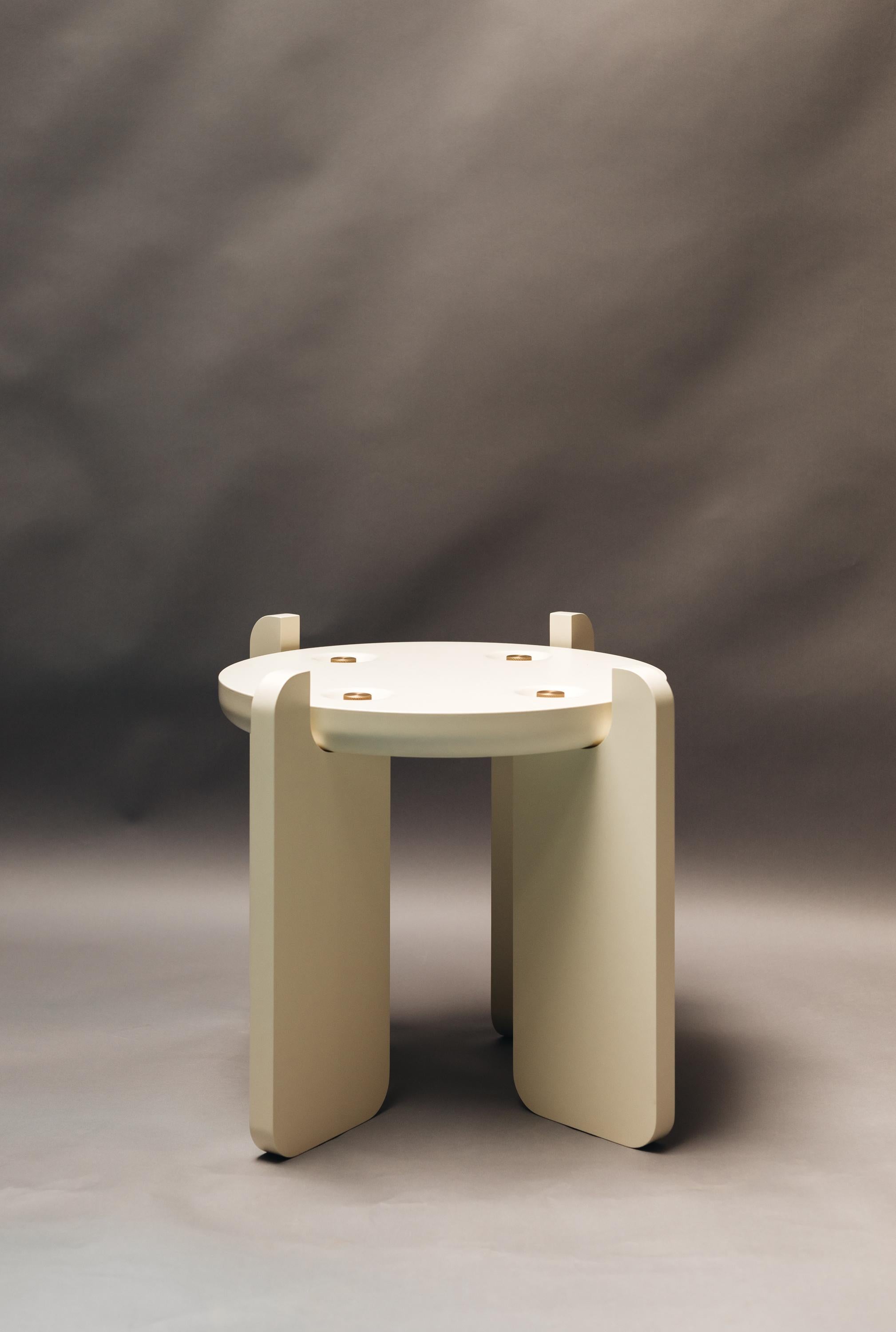 Table d'appoint Ipanema, en bois laqué, fabriquée à la main au Portugal par Duistt

Les formes géométriques arrondies de la série Ipanema font référence à l'imagination du célèbre trottoir de Rio de Janeiro. Une collection qui présente des finitions