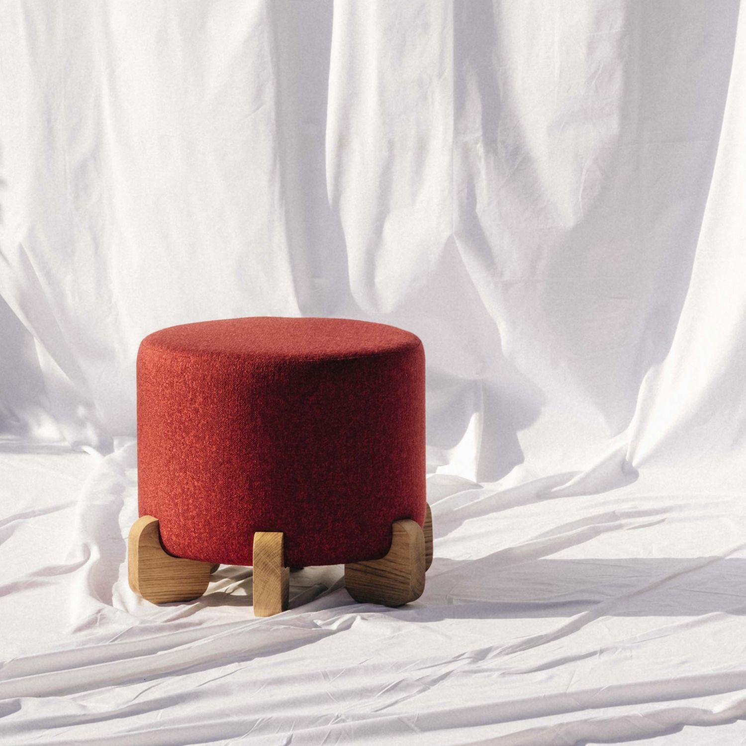 Tabouret Ipanema, pieds en chêne naturel par Duistt

Suite de la série Ipanema qui fait référence à l'imaginaire du célèbre trottoir de Rio de Janeiro. Les tabourets Ipanema sont disponibles en deux versions, revêtus d'un tissu rouge profond, mais