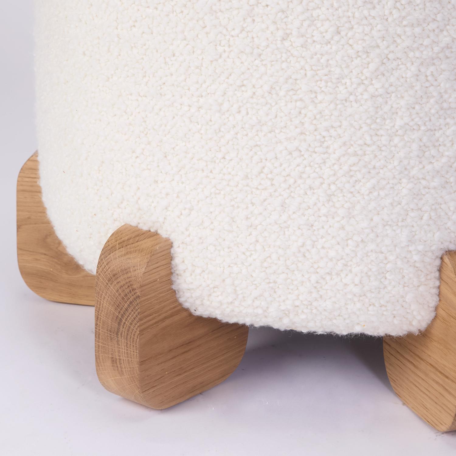 Tabouret Ipanema, pieds en chêne naturel par Duistt

Suite de la série Ipanema qui fait référence à l'imaginaire du célèbre trottoir de Rio de Janeiro. Les tabourets Ipanema sont disponibles en deux versions, revêtus d'un tissu rouge profond, mais