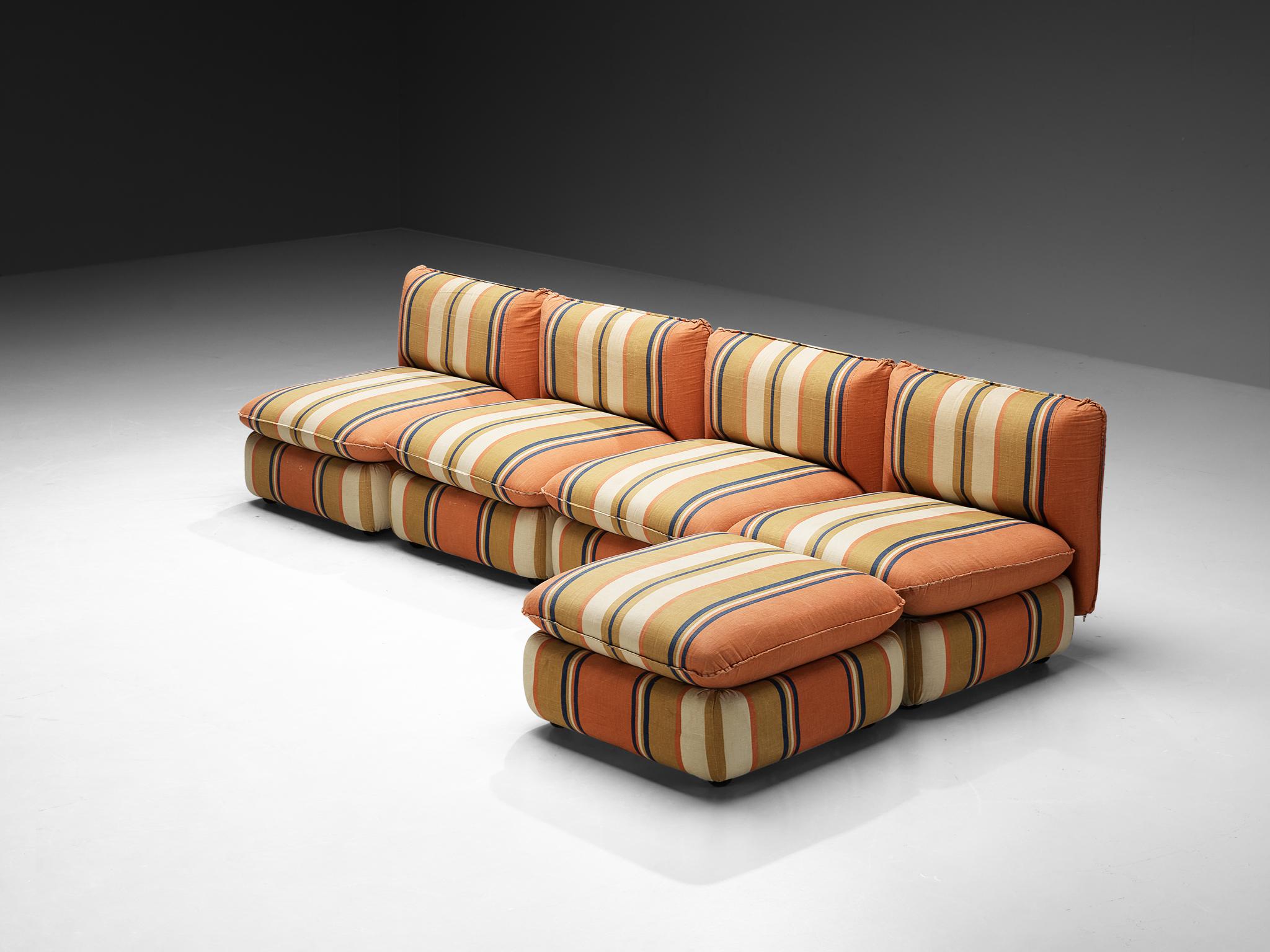 Ipe Cavalli, divano componibile, tessuto, acciaio, Italia, anni '70

Questo eccezionale divano componibile di Ipe Cavalli, realizzato in Italia negli anni '70, è un vero capolavoro di design e comfort. Dotata di quattro elementi di seduta e di un