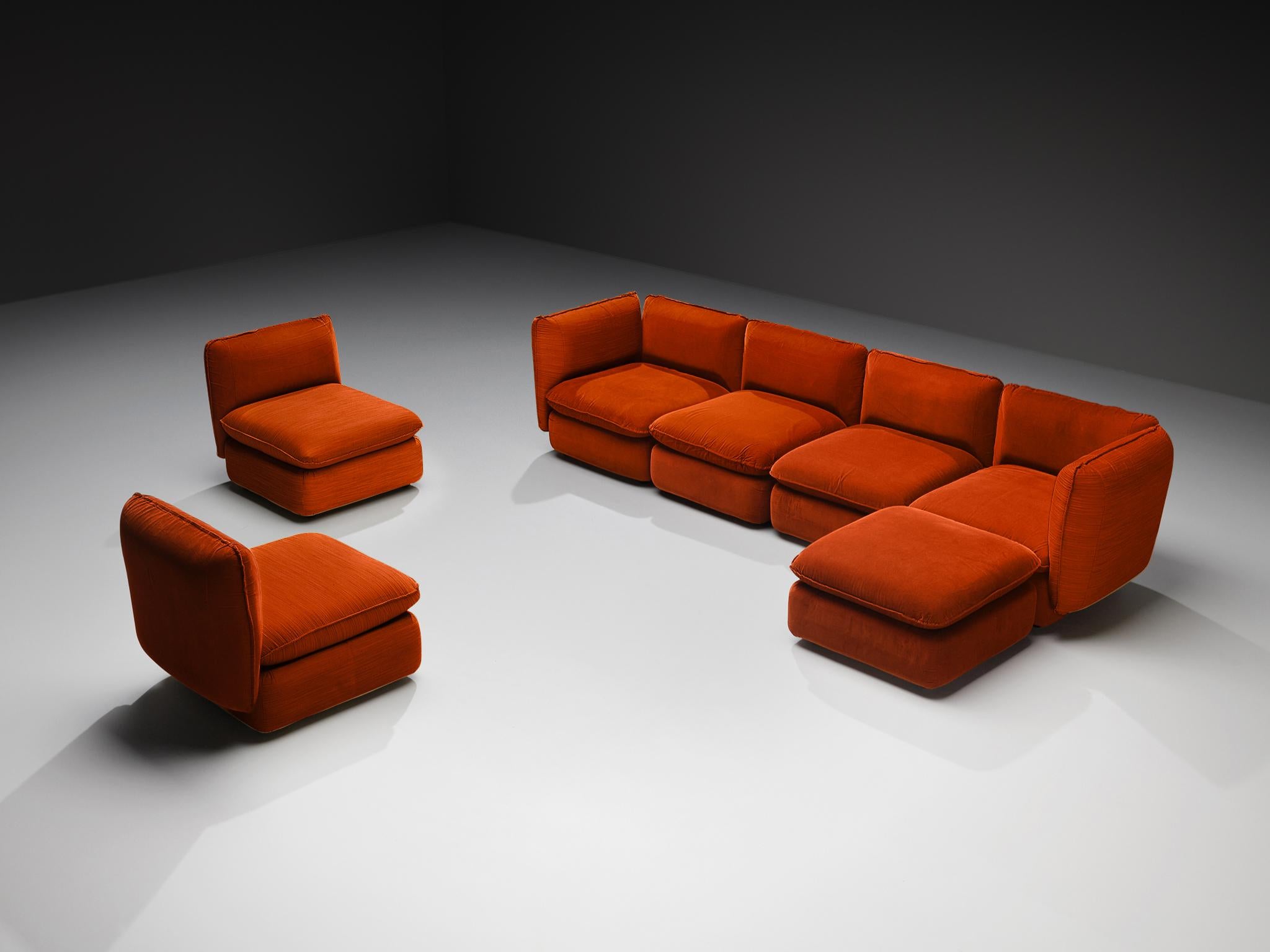 IPE Cavalli, sectional sofa, fabric, metal, Italy, 1970s

This exceptional sectional sofa by IPE Cavalli, crafted in Italy during the 1970s, is a true masterpiece of design and comfort. Featuring seating elements, a corner units, and an ottoman, its