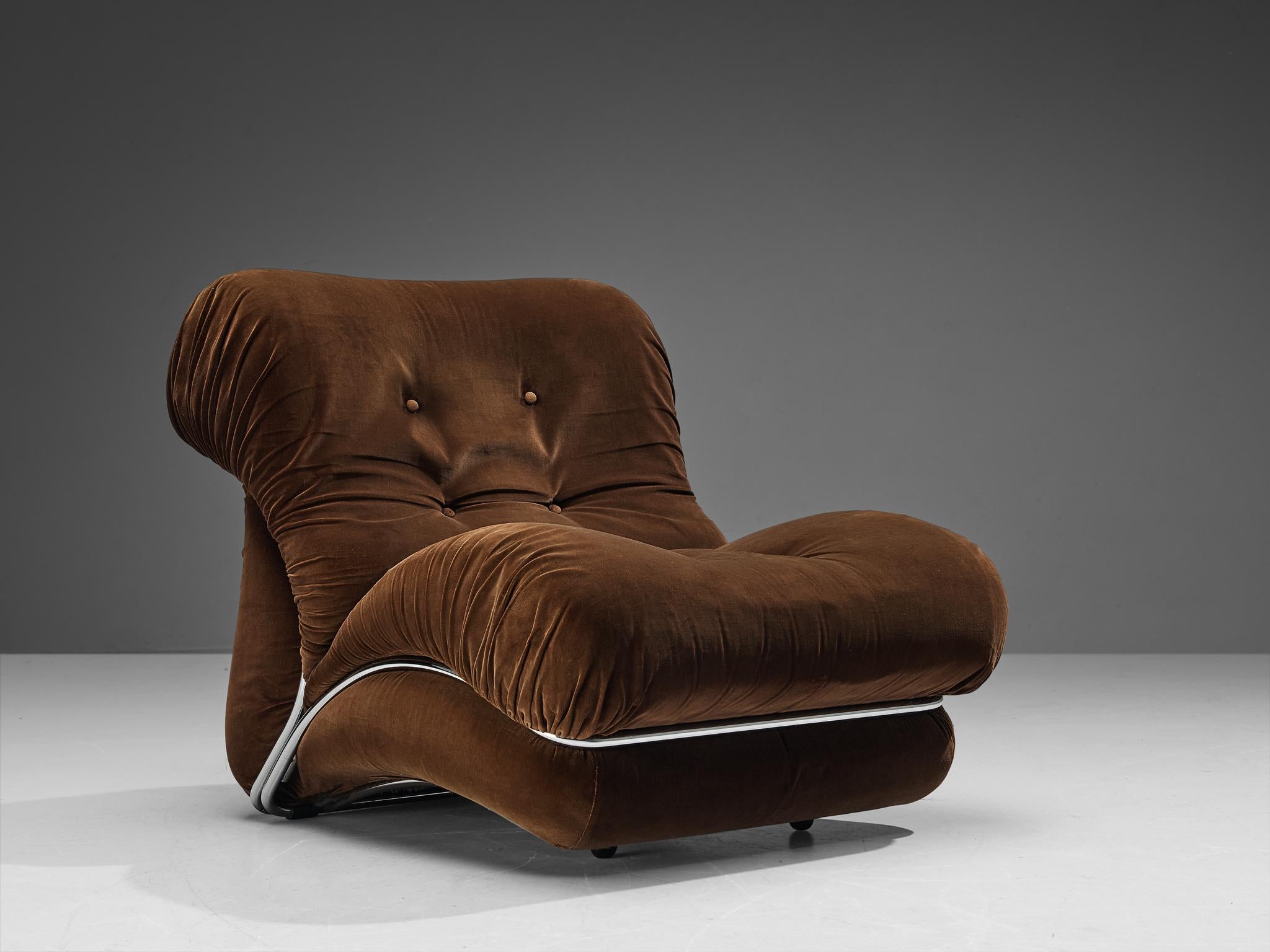 I.P.E., Loungesessel Modell 'Corolla', Samt, verchromtes Metall, Italien, 1970er Jahre

Ein auffälliges Design, das Ihrem Raum eine lebendige Ausstrahlung verleiht und das Entspannungserlebnis selbst intensiviert. Für die Konstruktion des Sitzes