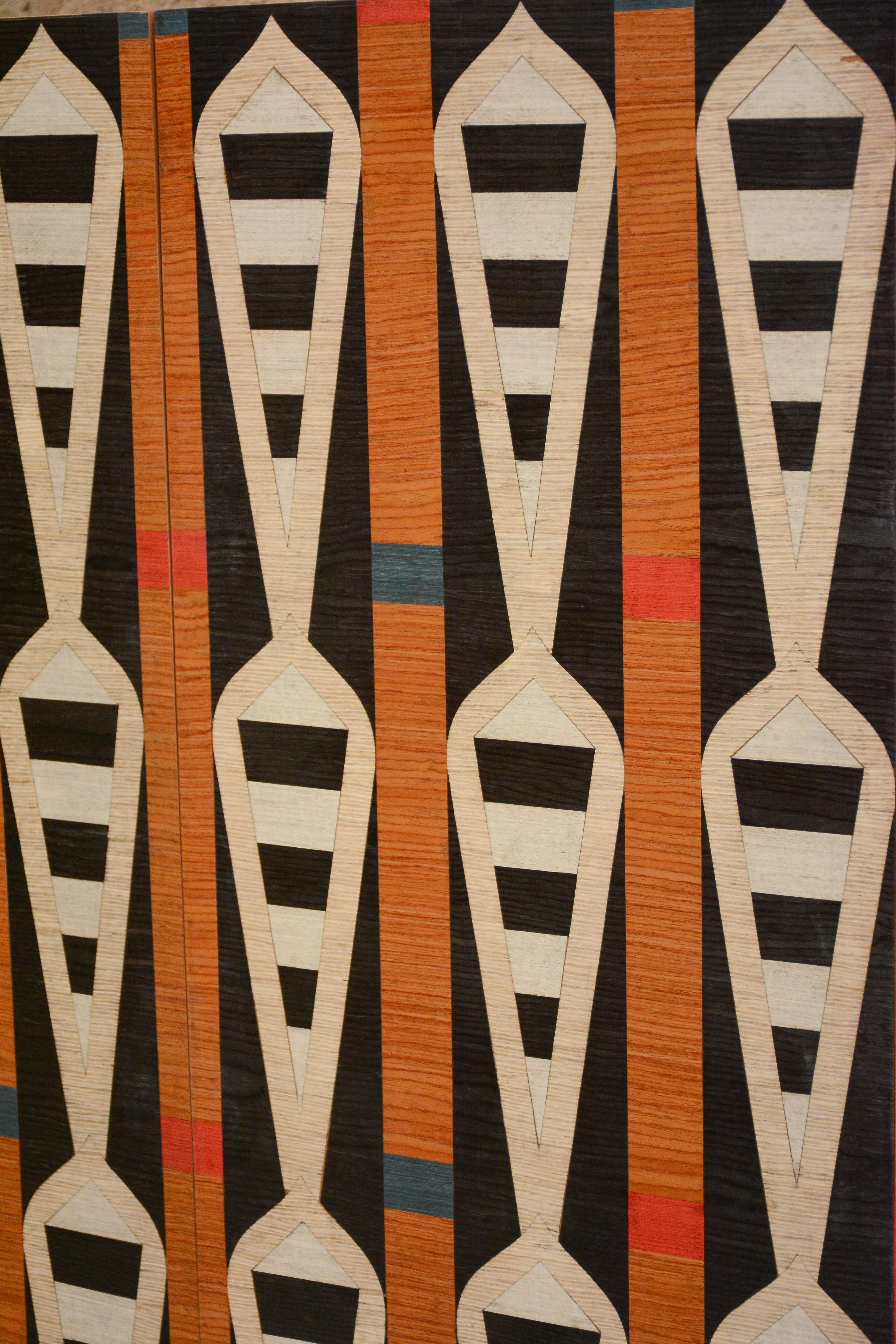 Bois IPET- Armoire en placage multicolore à motif en vente