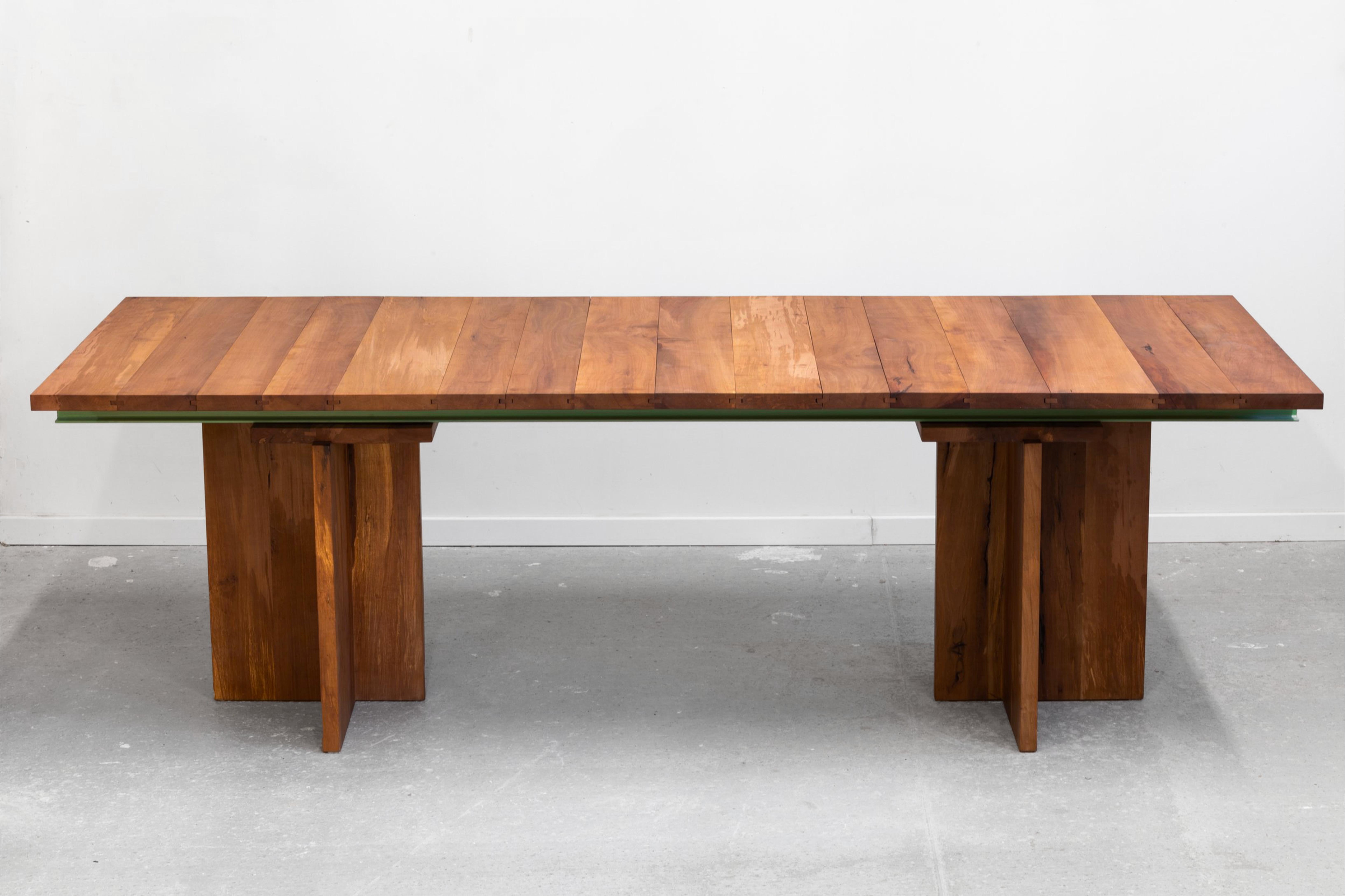 Table IPN de Dirk Meylaerts
Dimensions : L 90 x P 300 x H 74 cm
MATERIAL : Steele, bois de poirier.

En général, un plateau de table peut être construit avec des planches utilisées dans le sens de la longueur ou de la largeur. Si l'on utilise les