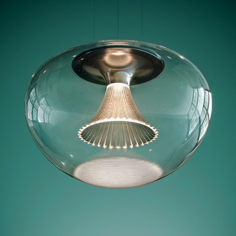 Ipno è un apparecchio a sospensione dall'effetto magico. Il suo corpo trasparente modella la luce utilizzando un controllo delle emissioni di alto livello, ottenuto grazie alla sua geometria morbida. 
 
 All'interno del vetro soffiato di cristallo