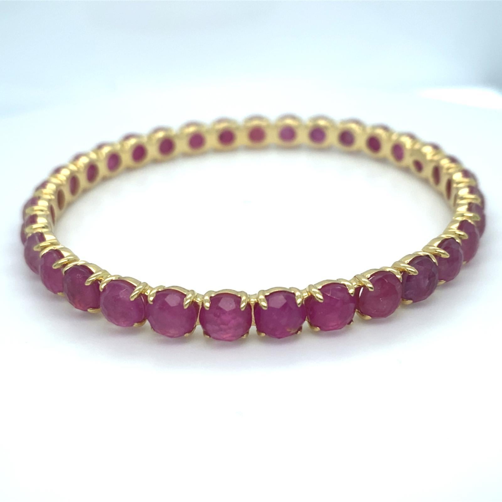 Caractéristiques 33 rubis ronds montés en or jaune 18k
Marque : Ippolita
Poids brut : 22,9 grammes
Diamètre : 2.5 pouces
Taille unique, non réglable.

Référence #DB-1203 CM 03-26-25