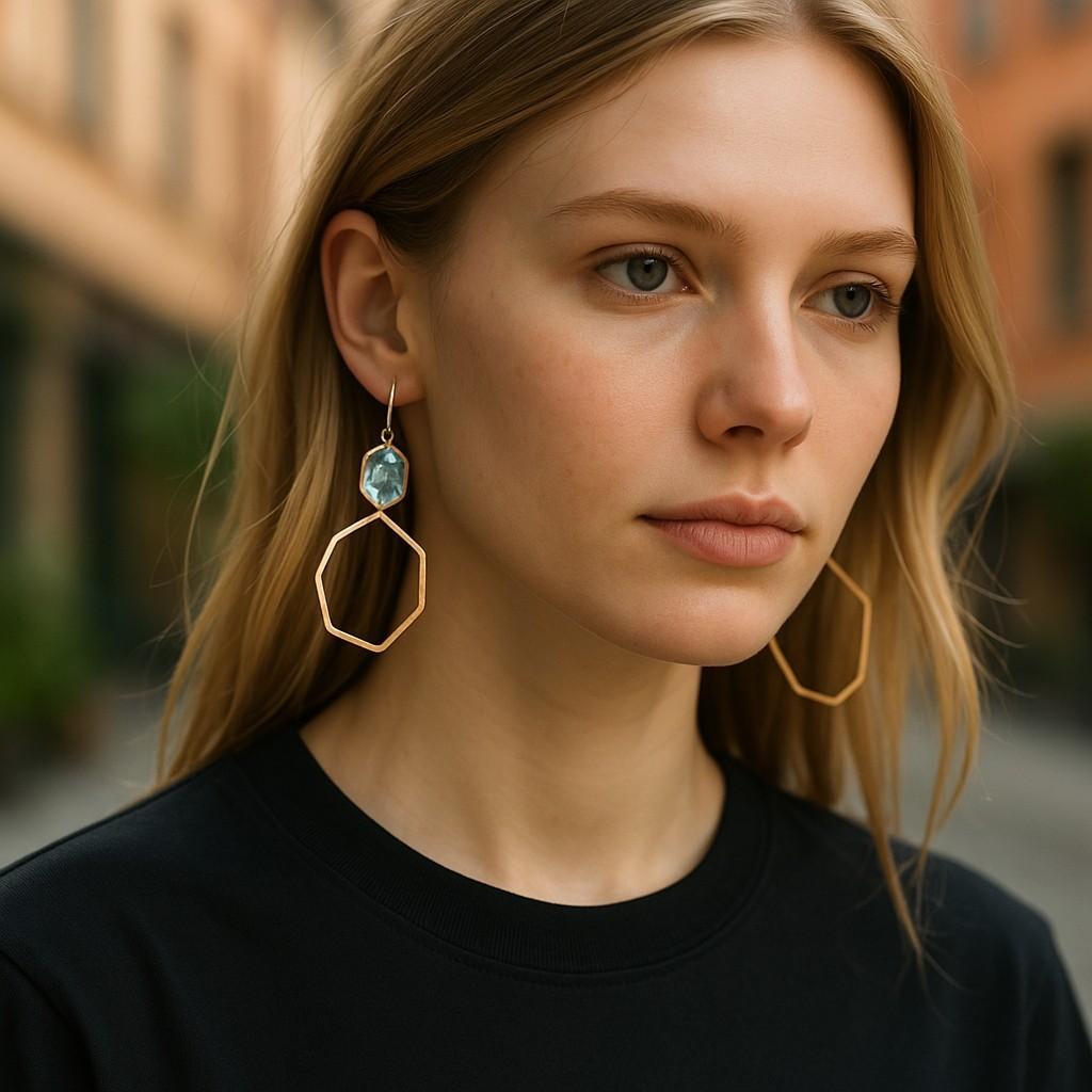 Ces boucles d'oreilles pendantes en or jaune 18 carats d'Ippolita, luxueuses et spectaculaires, mettent en valeur des pierres précieuses topazes bleues facettées dans un design artistique en cascade. D'une longueur impressionnante de 3 pouces et