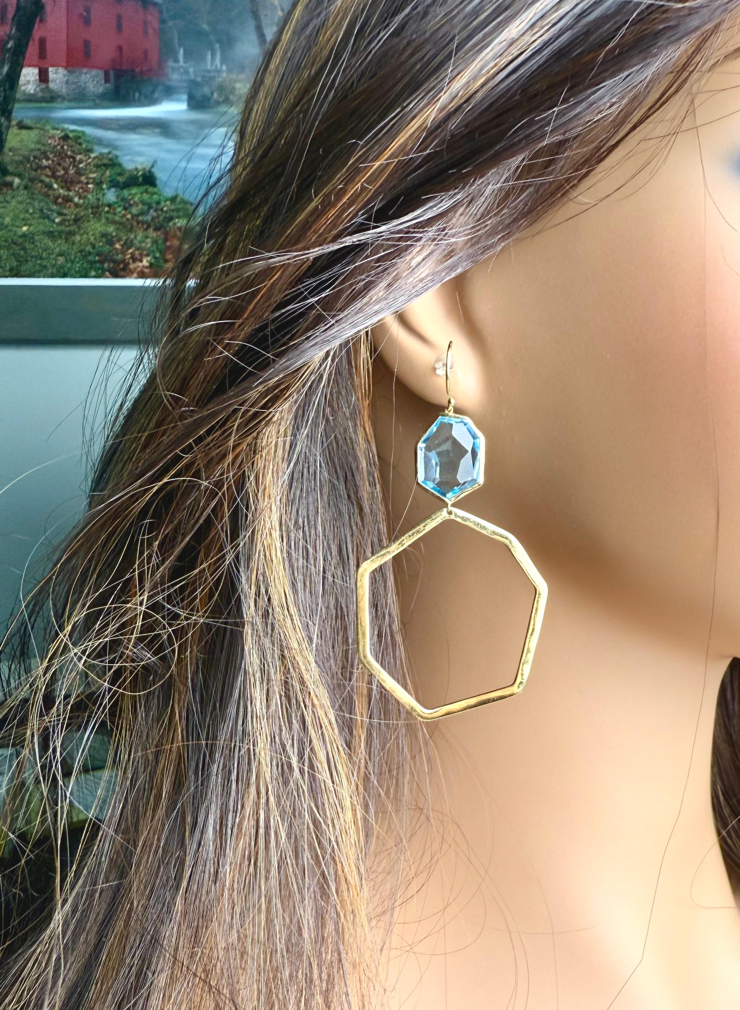 Moderne Ippolita - Boucles d'oreilles pendantes en or jaune 18 carats avec topaze bleue, longueur 3 pouces en vente