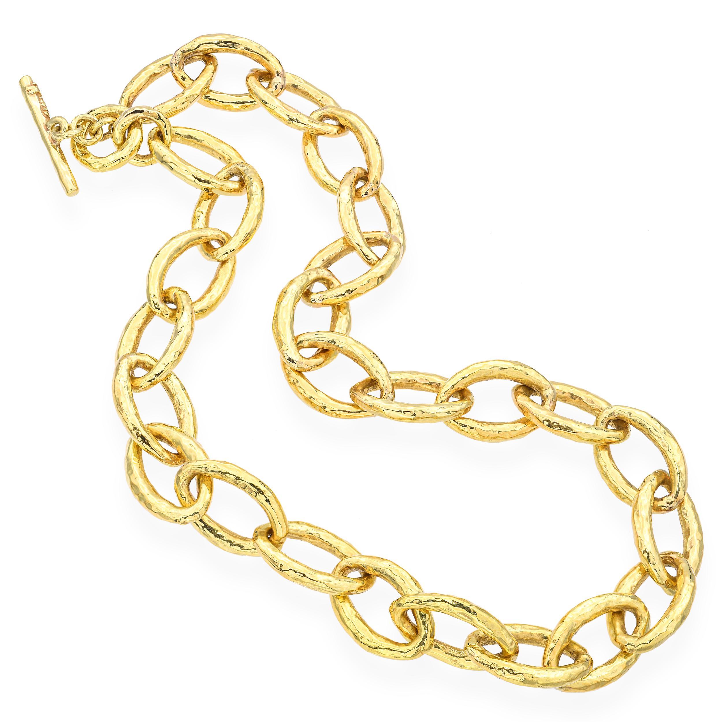Cet élégant collier d'Ippolita est réalisé en or jaune 18 carats et présente les maillons Bastille martelés emblématiques de la marque. La finition doucement texturée ajoute une touche moderne et organique, captant magnifiquement la lumière à chaque