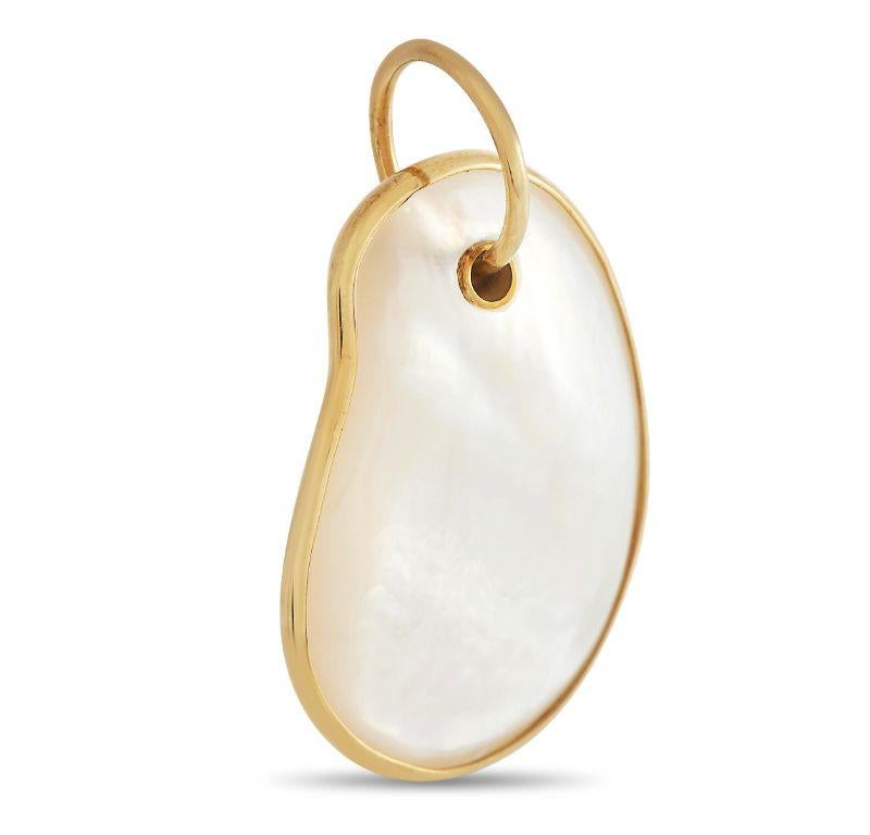 Ein atemberaubender Perlmutt-Mittelstein und eine glänzende Fassung aus 18-karätigem Gelbgold verbinden sich zu diesem dezenten Ippolita-Anhänger. Dieses mühelose Accessoire ist ideal für alle, die eine minimalistische Ästhetik bevorzugen. Es ist