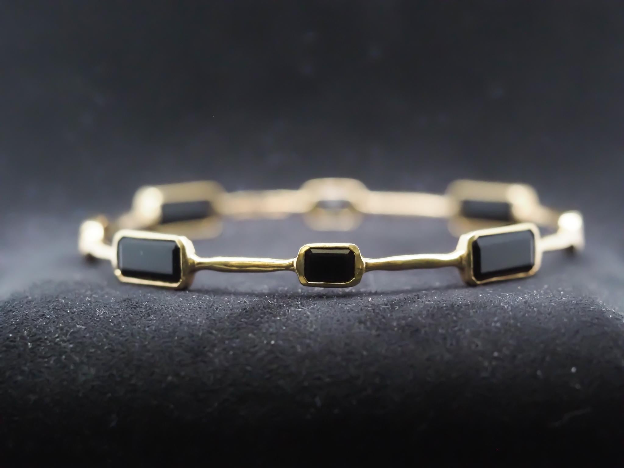 Année : années 2000
Détails de l'article :
Type de métal : Or jaune 18K [poinçonné et testé].
Poids : 12,3 grammes (total des articles)
Détails de la pierre : Naturelle, Onyx (sans traitement)
Diamètre intérieur du bracelet : 2,75 pouces
Condit :
