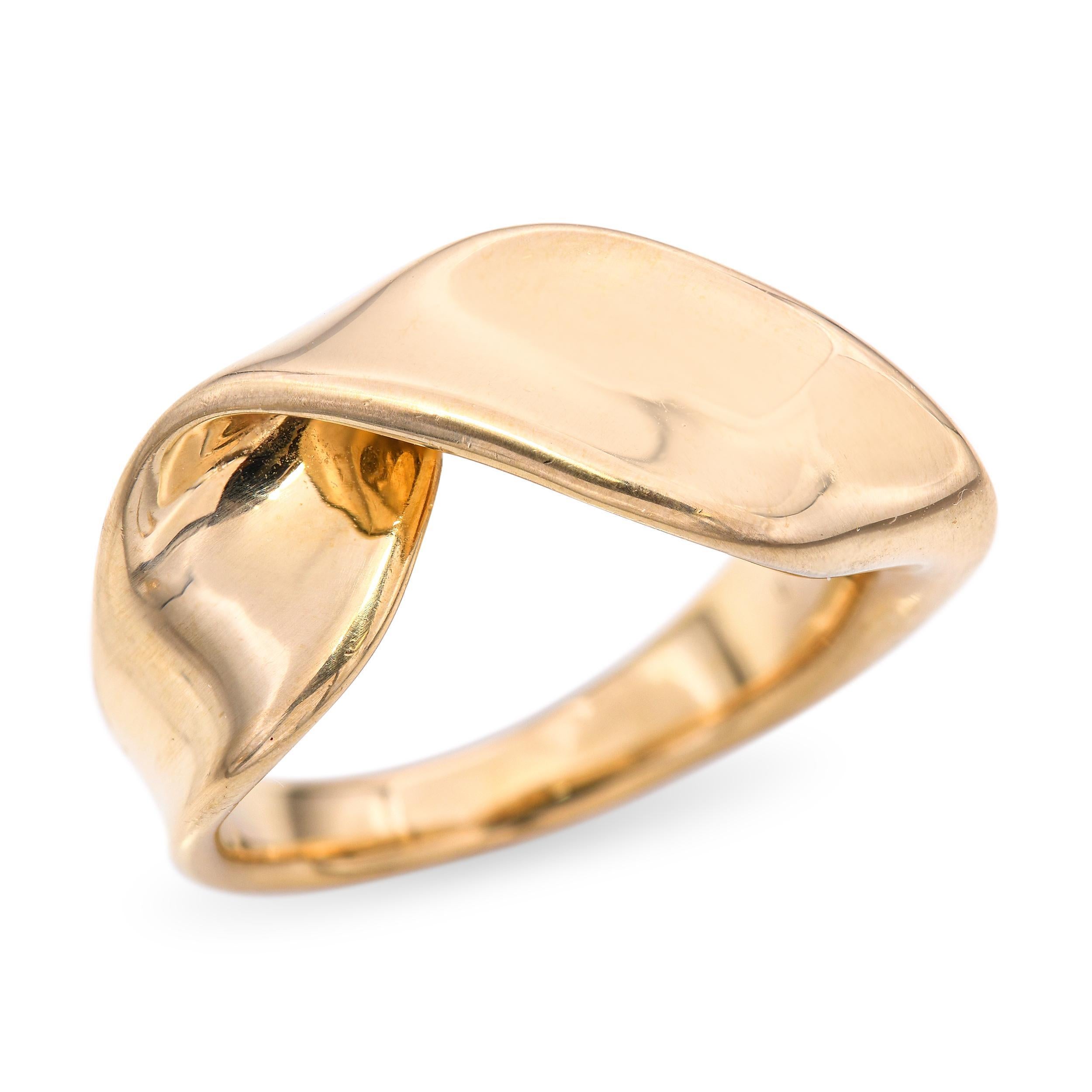 Cette bague sculpturale d'Ippolita est réalisée en or jaune 18 carats et présente les formes fluides et finies à la main caractéristiques de la créatrice. L'élégante silhouette en ruban torsadé crée des courbes douces et des plans réfléchissants qui