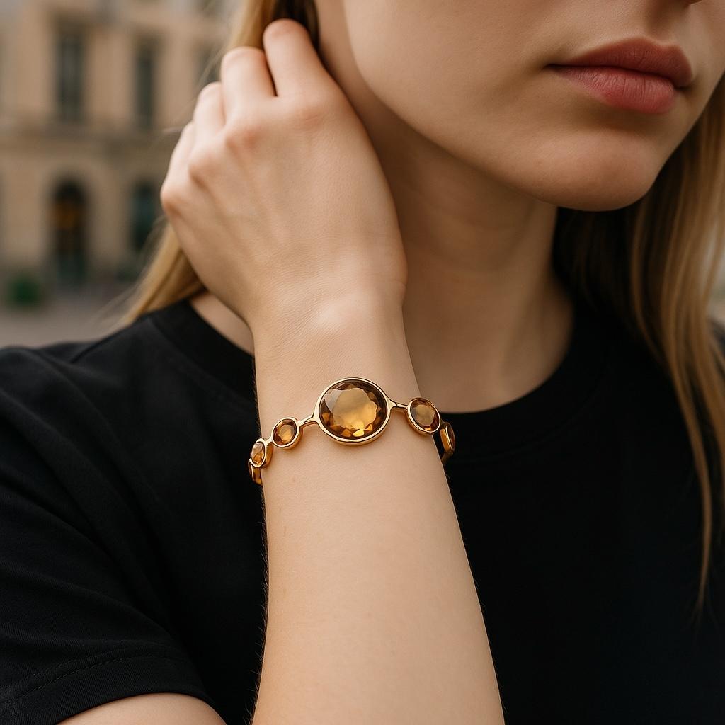 Laissez-vous séduire par la beauté rayonnante de la Collection S Sppolita avec ce superbe bracelet en or jaune 18 carats orné de neuf pierres en forme de citrine. Fabriqué à la main avec un souci du détail irréprochable, cet élégant bracelet