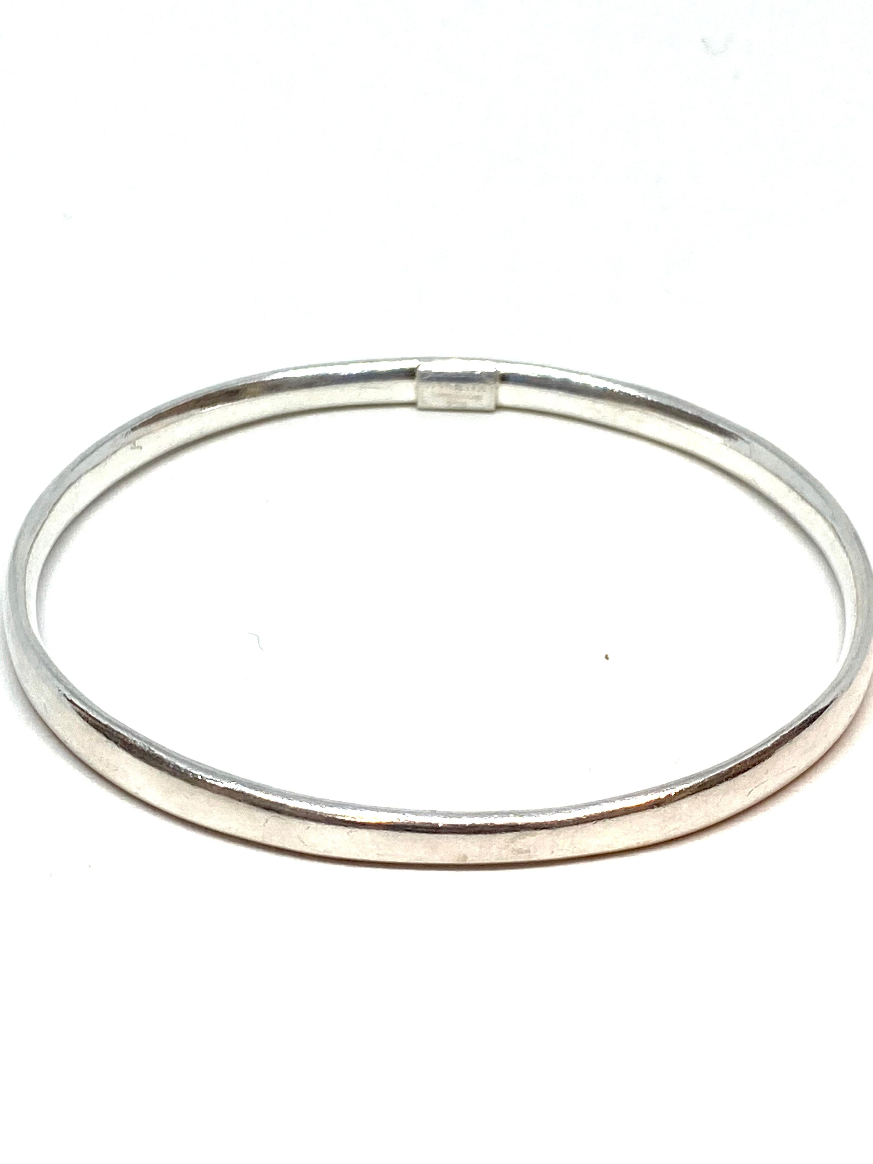 This 5.20 MM slim bangle bracelet, made of sterling silver, is the perfect way to elevate your everyday look.
- Sterling silver thin bangle bracelet
The shape in convex or rounded edged

- No clasp -- slips on over wrist
- Approx. 2.5